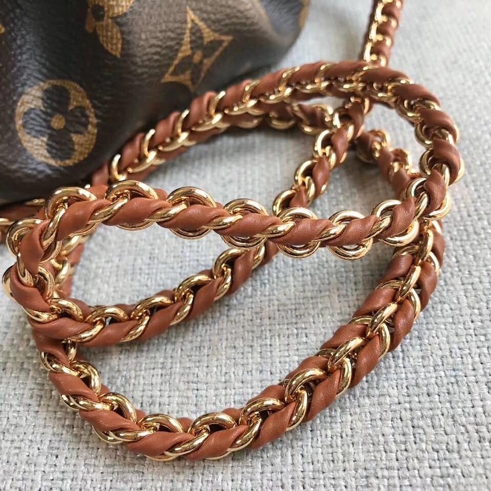 VIP GIFT 】หนังแท้ LOUIS VUITTON Boursicot EW Monogram Canvas กระเป๋าที่ดูโดดเด่นที่สุดในแฟชั่นโชว์ Louis Vuitton Spring-Summer 2020 กระเป๋า Boursicot ใบนี้เป็นการออกแบบสไตล์ Vintage-Inspired ที่ไม่ซ้ำใคร กระเป๋าทำจากผ้าแคนวาสลายโมโนแกรมที่เป็นเอกลักษณ์ของ