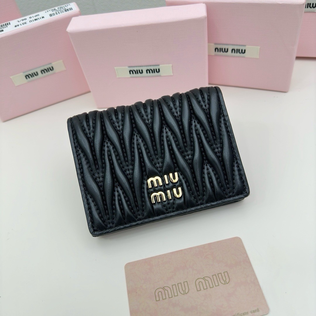 Miu Miu Small matelassé nappa leather wallet กระเป๋าสตางค์หนังแนปป้า ตกแต่งโลโก้หรูหราเป็นเอกลักษณ์