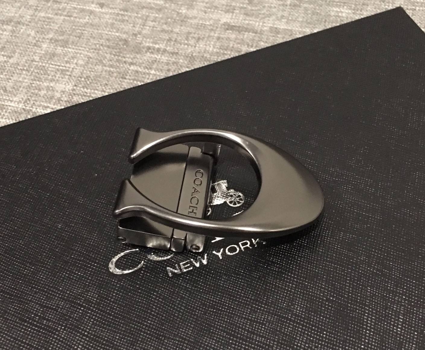 COACH BELT VALUE PACK BOX SET เซทเข็มขัด 2 in 1 Limited Edition จาก Coach ในเซทมีหัวเข็มขัด 2 แบบ 2 สไตล์สวยน่าใช้ สายเข็มขัดสามารถกลับใช้ได้ 2 ด้าน สีดำ หนังมี 2 ลาย 2 ด้านนะคะให้หนุ่มๆสามารถสลับใช้ถึง 4 แบบในเซทเดียวไม่จำเจ เข็มขัดปรับได้ Freesize มาพร้