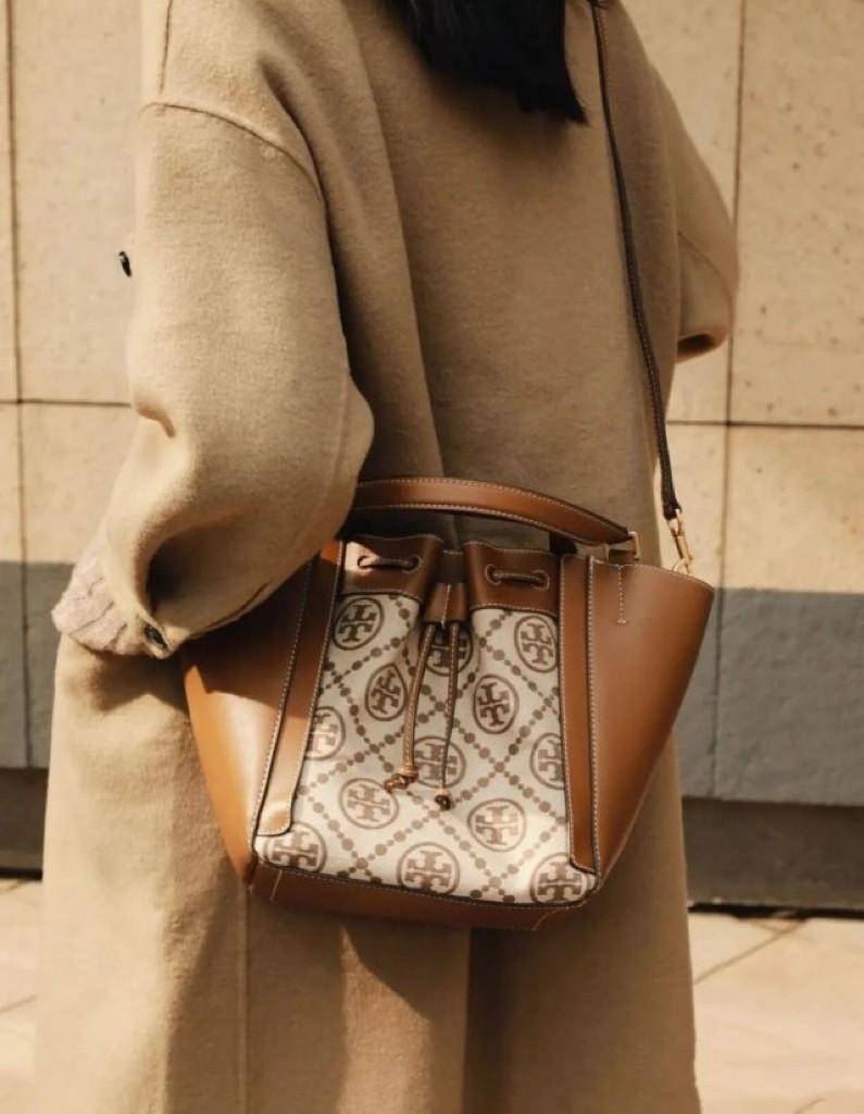 Tory T Monogram Mcgraw Dragonfly กระเป๋าถือหรือสะพายไหล่ วัสดุหนัง Jacquard อะไหล่ทอง ทรงปีก เปิด-ปิด ด้วยกระดุมแม่เหล็ก ด้านในโลง มี 2ช่องเล็ก จุของได้เยอะ น้ำหนักเบา สายสะพาย crossbody ได้ ปรับระดับได้