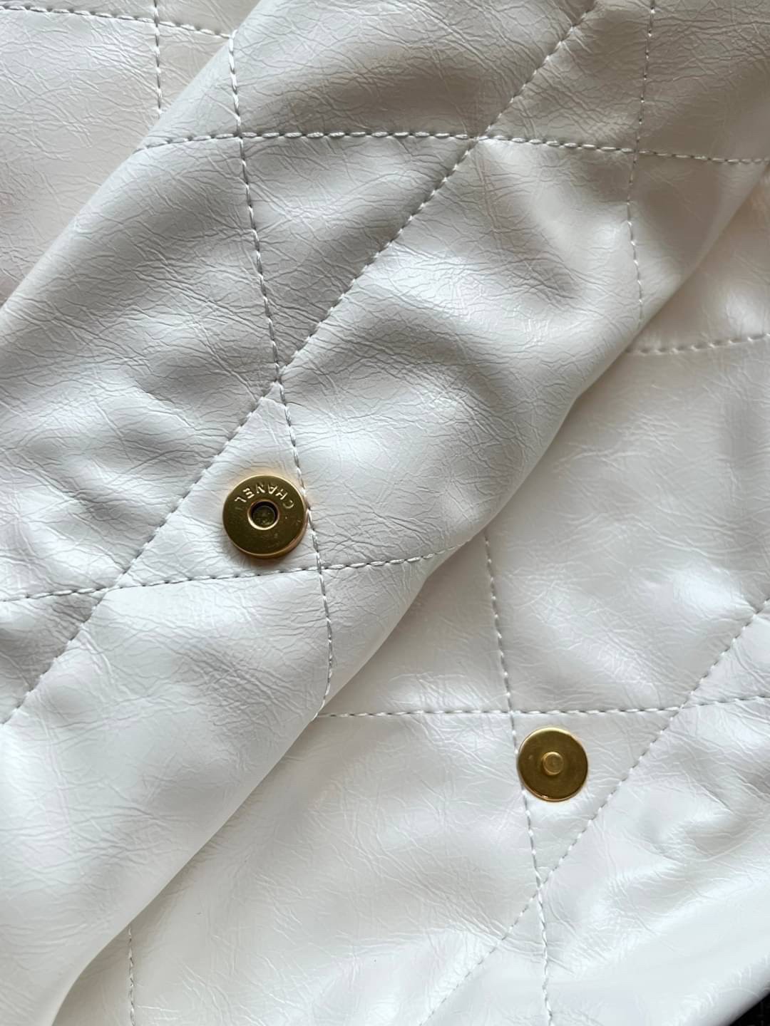 CHANEL 22 LEATHER HANDBAG พร้อมส่ง 2 สี ทรงยอดฮิตในปี 2023 กระเป๋าหิ้วหรือคล้องไหล่ได้ หนังอย่างดี หนังนิ่มมากๆ ยืดยุ่นได้ดีมีความทนทาน