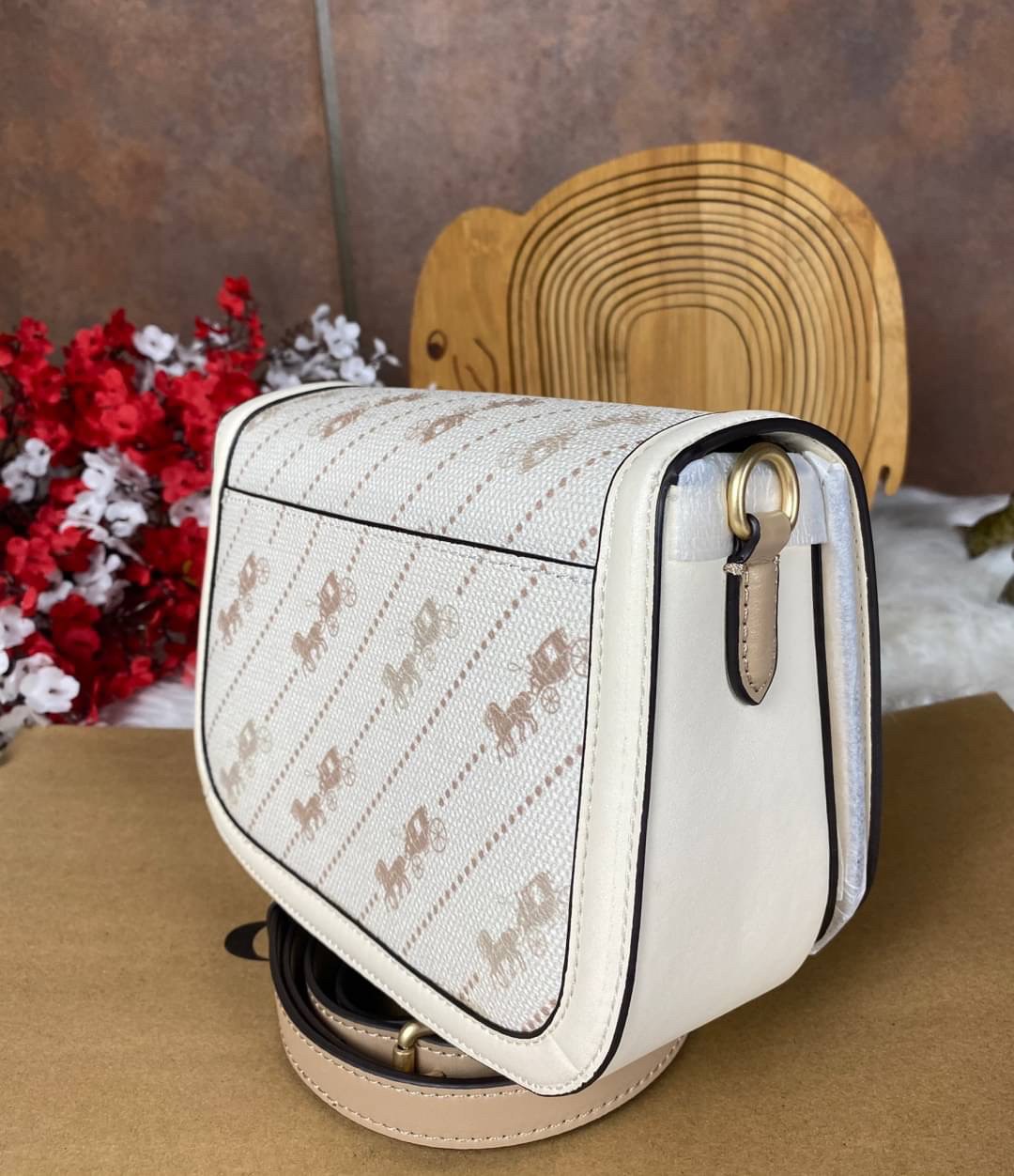 OUTLET 】COACH SADDLE BAG WITH HORSE AND CARRIAGE DOT PRINT (COACH C4059) กระเป๋าสะพายข้าง ลายม้าและรถลาก item ใหม่ที่สาวๆต้องมีนาทีนี้ห้ามพลาด รูปทรงโค้งมน วัสดุ พีวีซี ผ้าใบเคลือบพิมพ์ลายเป็นหนังเรียบ ทนทานและกันคราบสกปรกทั้งสี่ด้านเป็นหนังคุ้มสุดๆ ภายใน