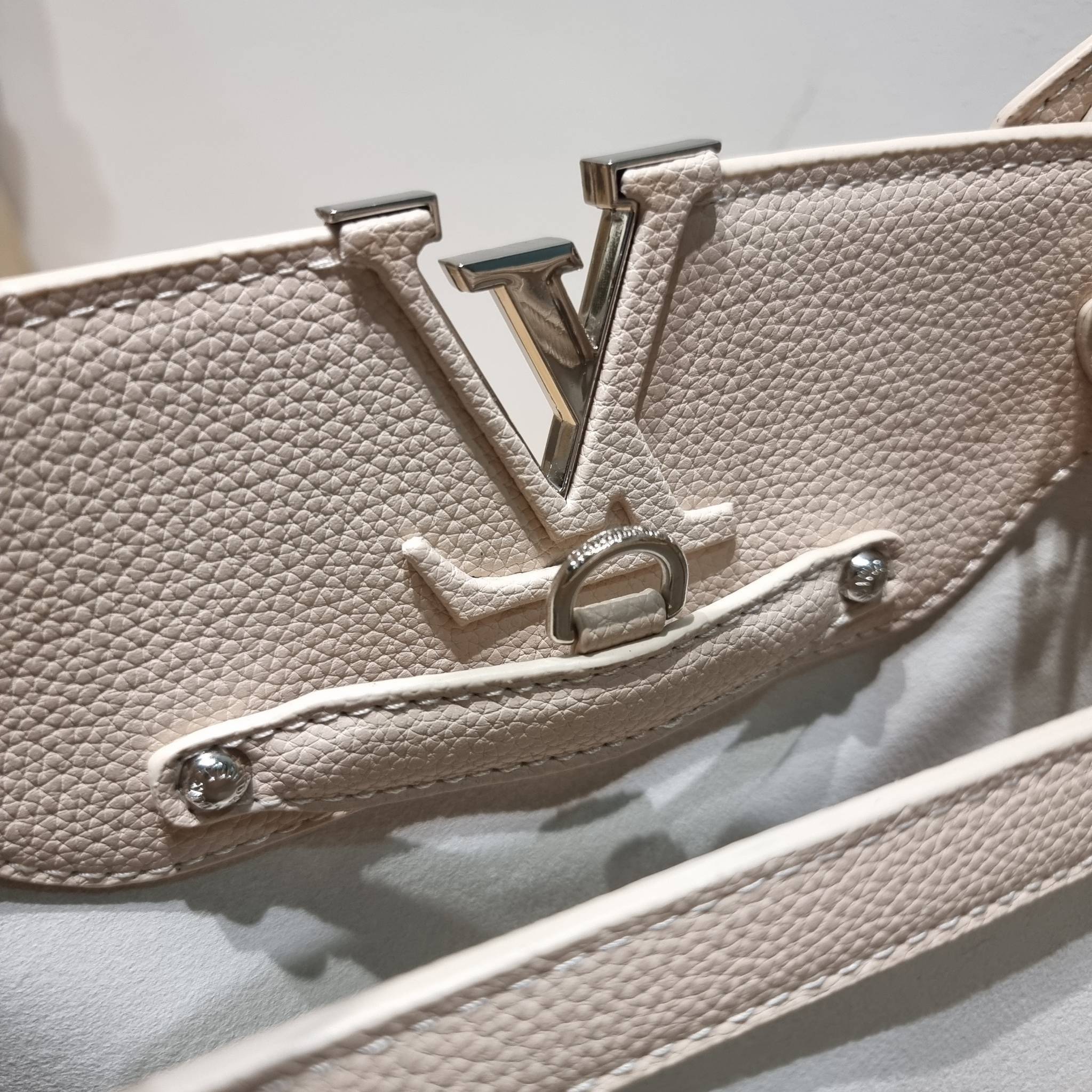 LV x YK Capucines BB / LV Bag พร้อมส่ง กระเป๋าถือสุดหรู ดีไซน์ทรงคลาสสิค ดีงามม้ากกกก!! มาพร้อมหูจับในตัว ด้วยรูปทรงวินเทจ งานปั้มสวยเป๊ะปังตามรูป