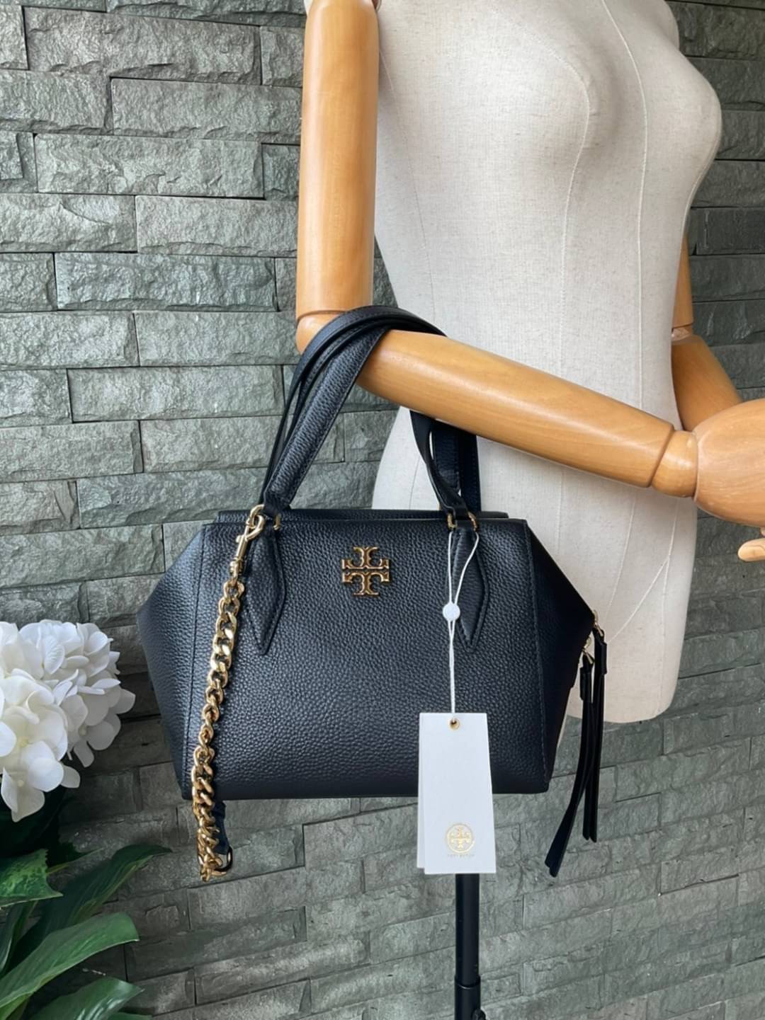 TORY BURCH KIRA PEBBLED SATCHEL BAG รุ่น 74650 กระเป๋าสะพาย Crossbody หนัง togo อะไหล่ทอง ทรงสวยสุดฮิต เป็นรูปทรงใหม่ มาแรงที่สุดในตอนนี้!! สัมผัสนุ่มมือ ตั้งอยู่ทรง ออกแบบเก๋ไก๋ สามารถปรับใช้ได้ 2 แบบ ไม่เหมือนใคร เปิดปิดด้วยซิป ภายในบุผ้าอย่างดี ช่องหลั