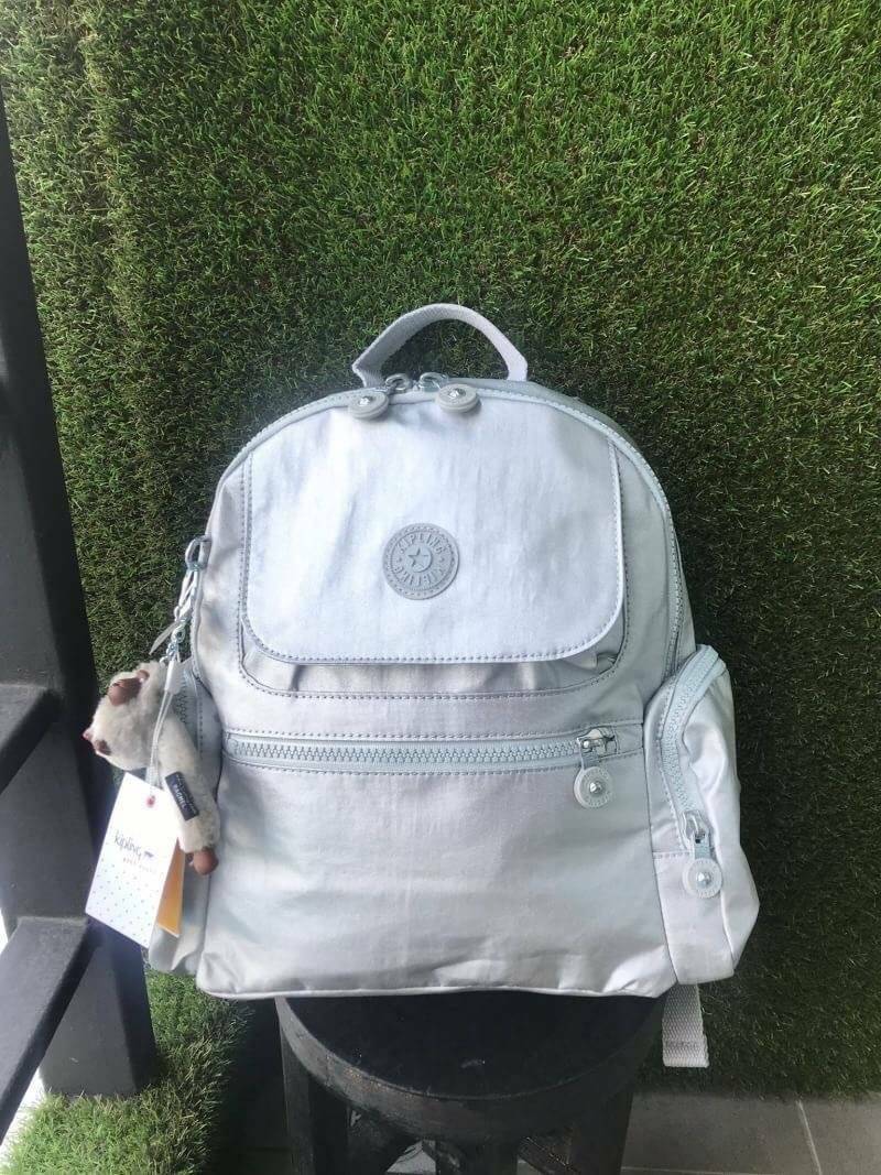 Kipling Matta Small Metallic Backpack กระเป๋าเป้ขนาดกำลังดี วัสดุไนล่อนเคลือบกันน้ำ มีน้ำหนักเบา มีช่องเก็บของหลายช่อง แบ่งเป็นช่องด้านหน้า 2 ช่องและด้านข้างอีก 2 ช่อง ช่องใหญ่ปิดเปิดด้วยซิปคู่ภายในมีช่องซิป ช่องใส่ของจุกจิกและสายห้อยพวงกุญแจ ด้านหน้าประด