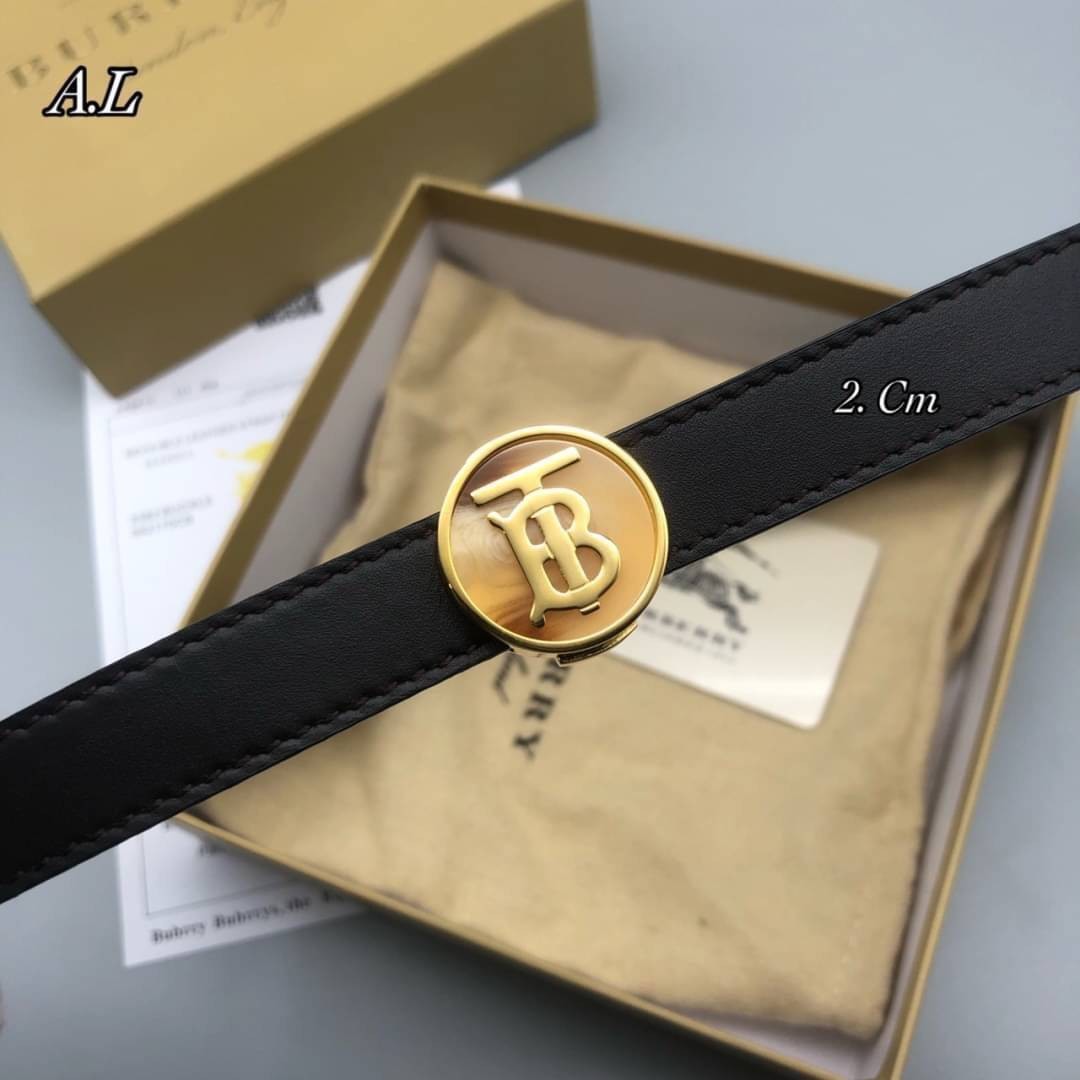 BURBERRY BELT LEATER 2cm เข็มขัดเบอร์เบอรี่ เกรดออริจินอลหนังแท้ ใช้งานง่าย ได้ทั้งชายหญิง เป็น everyday look ได้เลยค่ะ ภาพสินค้าถ่ายจากงานขายจริง ใช้งานต่างประเทศได้