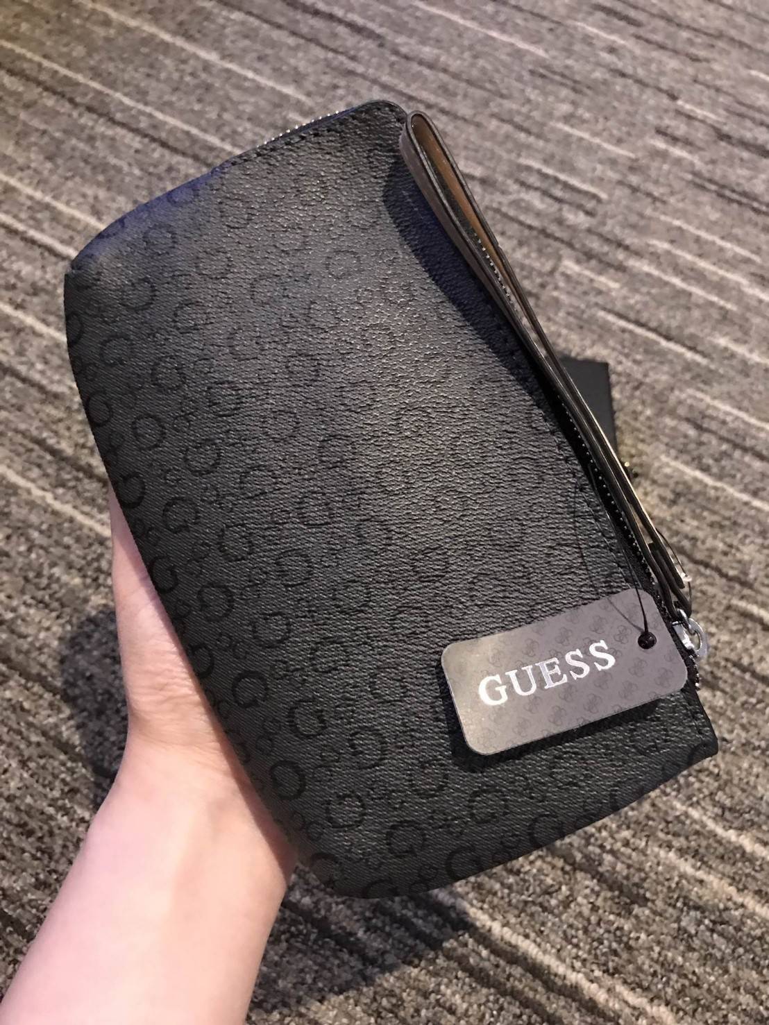 มาแว้วว! รอบนี้ห้ามพลาดนะคะ! GUESS LEATHER CLUTH BAG กระเป๋าคลัชรุ่นใหม่ล่าสุดหนังเรียบปั้มลาย G สวยอยู่ทรงดูแลรักษาง่าย มีสายคล้องมือ เปิดปิดด้วยซิปสะดวกใช้ ด้านหน้าประดับโลโก้แบรนด์อะไหล่เงิน ภายในมีช่องใส่บัตร สามารถใส่แบงก์พัน / บัตรเครดิต / iphone7+ 