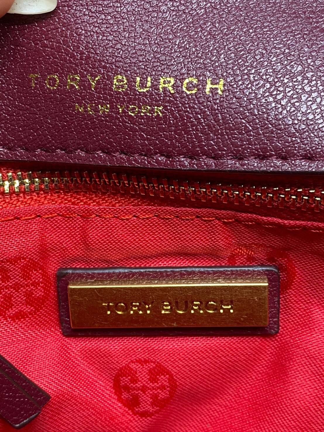 Tory Burch Willa Mini Top Handle Bag พร้อมส่งที่ไทย ใบจริงคือสวยสุดดไปเลยค่าา! กระเป๋าสะพายข้างหรือหิ้วก็เก๋ไปอีกเลยค่ะ! หนังอย่างดี ลายนวมนิ่มมือดีมากค่ะ ด้านหน้ามีอะไหล่โลโก้แบรนด์