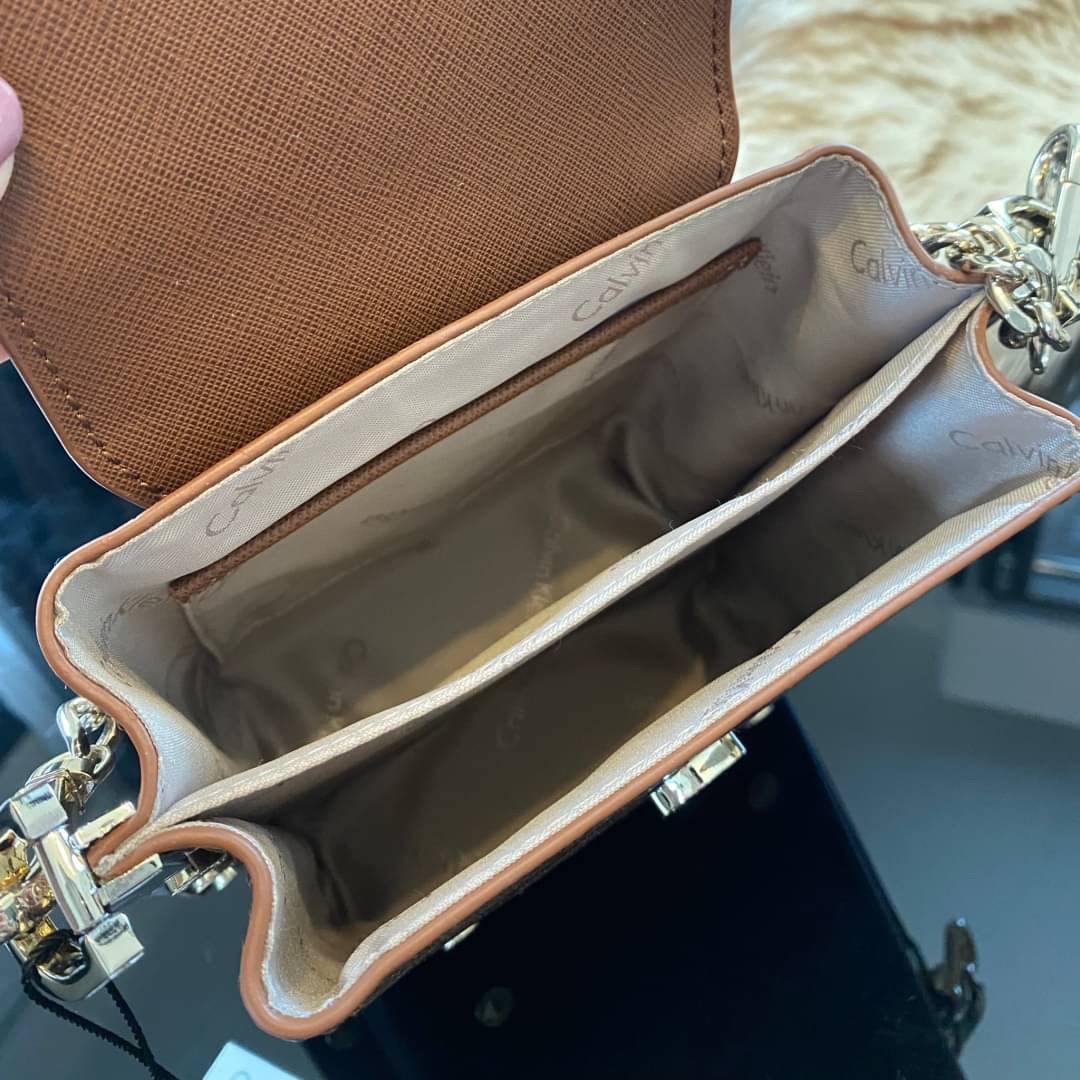 CALVIN KLEIN JEANS crossbody bag กระเป๋าถือหรือสะพาย ลายซิกเนเจอร์แบรนด์ทั้งใบ เปิด-ปิดกระเป๋าด้วยกระดุมแม่เหล็ก ด้านในแบ่งเป็น 2 ช่องหลัก และมีช่องเล็กใส่ของจุกจิก ซับในลายแบรนด์อย่างดี มาพร้อมสายสะพายยาวปรับระดับได้ฟรีไซต์ สามารถใช้ได้หลากหลายโอกาสค่ะ