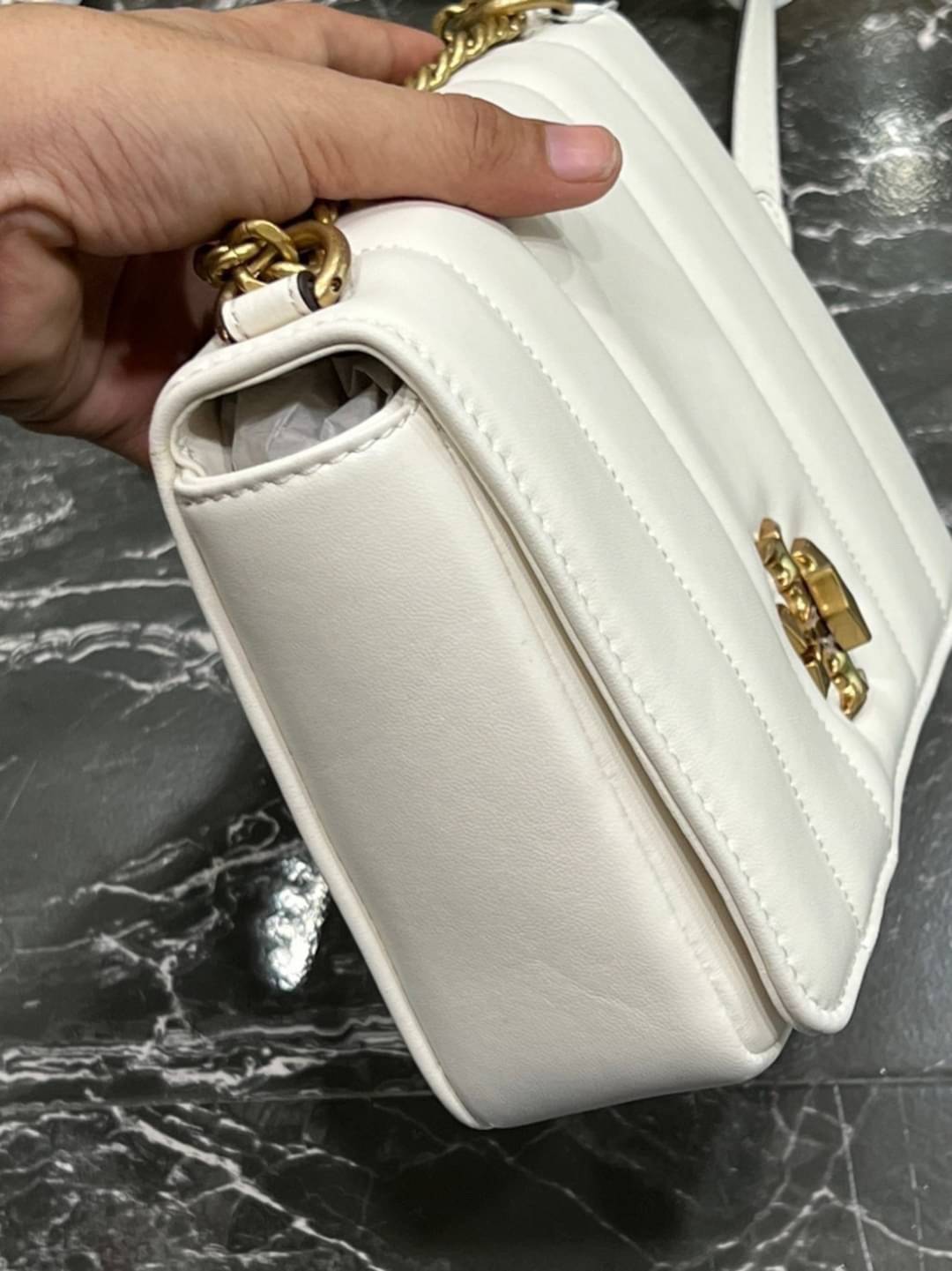 Tory Burch Our Kira shoulder bag with beveled turn-lock hardware พร้อมเสิร์ฟสีคลาสสิค กระเป๋าถือ/สะพาย ทรงสวย สะพายคล่องตัว ดีไซน์เส้นคมสวยหรู สัมผัสดีงาม นิ่มมือ เปิด-ปิดด้วยอะไหล่บิดล็อค ภายในเป็นช่องโล่ง สะพายไปไหนก็สะดวก แนะนำสวยก่อนใครได้ที่นี่ จัดไป