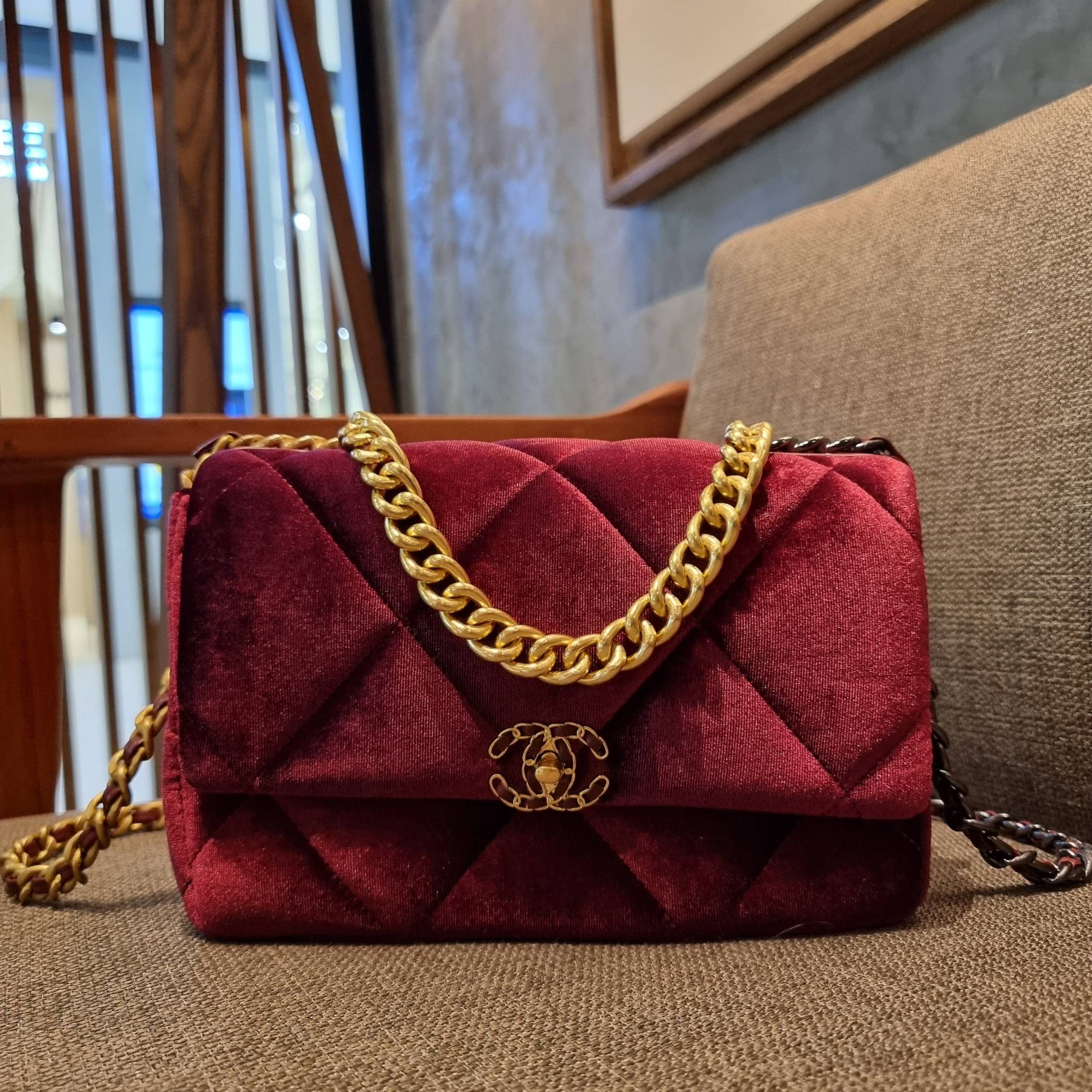 ไม่มองไม่เหลียวไม่ได้แล้ว!! ความหรูที่โดดเด่นจากผ้ากำมะหยี่ สร้างดีเทลผู้ดี ลูกคุณมากๆ Chanel vip boutique กระเป๋าสะพายจาก duty free ในราคาสุดประหยัด!! ดีไซน์เลิศ ตกแต่งด้วยโซ่ทูโทน ลงตัวแบบไม่มีที่ติ เปิด-ปิดด้วยตัวบิดล็อค ภายในโล่งกว้าง ใส่กระเป๋าสตางค์