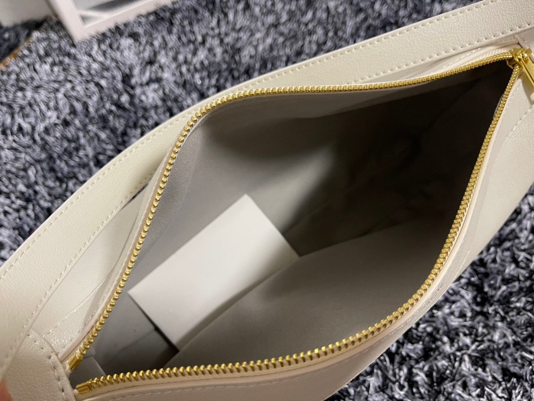 ทรงยอดฮิตที่สุด **หนังนิ่มมือมาก กับ CELINE ROMY VIP GIFT WITH PURCHASE (GWP) กระเป๋าสะพายไหล่ทรงเป็กเอกลักษณ์ เปิดปิดด้วยซิป จุของได้เยอะคะ Ipad mini เครื่องสำอางค์ เหมาะสำหรับสาวๆ มากคะด้วยน้ำหนักที่เบาและใช้ได้หลายลุค มาพร้อมสายสะพาย2แบบ(ถอดเปลี่ยนได้)