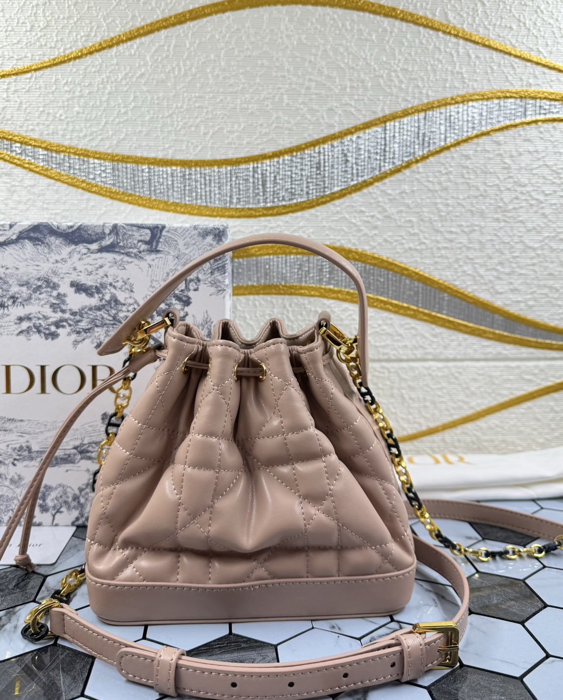 DIOR Small Dior Jolie Bucket Bag กระเป๋าทรงถังรูปทรงทันสมัย สง่างามเหนือกาลเวลา เกรดท็อปออริ สลับแท้ 1:1