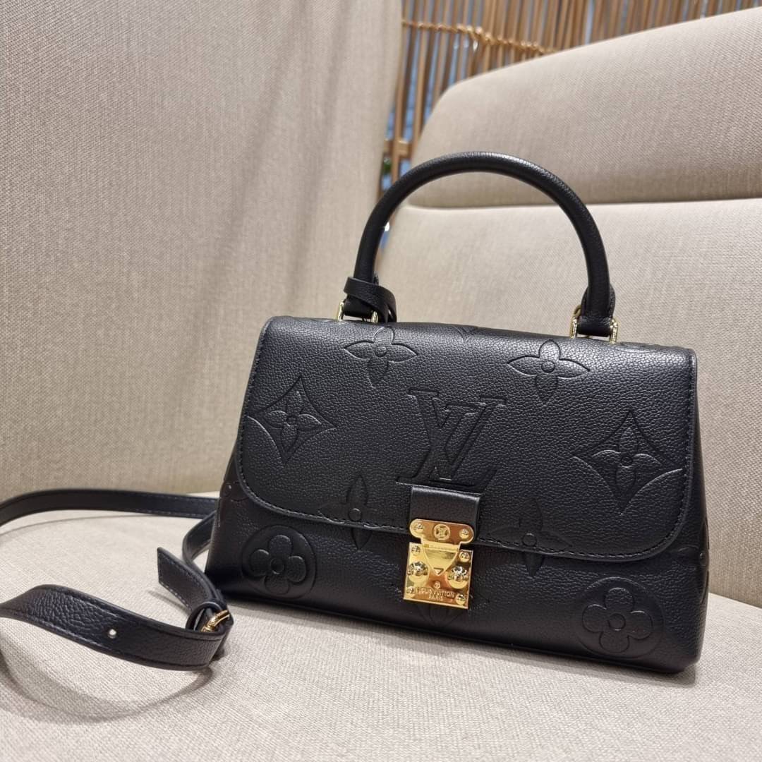 VIP 🥂 LV MADELEINE BAG ใหม่ล่าสุด อีกหนึ่งรุ่นคลาสสิคหายาก ที่สาวๆรอคอย กระเป๋าถือ/สะพายข้าง ดีไซน์เรียบง่าย แต่เต็มไปด้วยดีเทลความหรู วัสดุหนังวัวปั๊มลายเอกลักษณ์ เปิด‐ปิดด้วยอะไหล่กดล็อคสีทองหรู และมีพวงหนังห้อยพิเศษแถมมาให้ด้วย ภายในแบ่งสัดส่วน