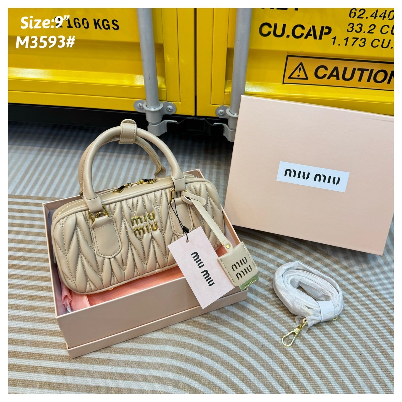 MIU MIU ARCADIE METELASSE LEATHER BAG กระเป๋าถือ/สะพายสุดชิค ที่ไม่มีตอนนี้คือพลาด ดีไซน์เพิ่มดีเทล ด้วยการเดินด้ายเป็นเอกลักษณ์ สวยดูแพง หูจับในตัวง่ายและสะดวกพกพา