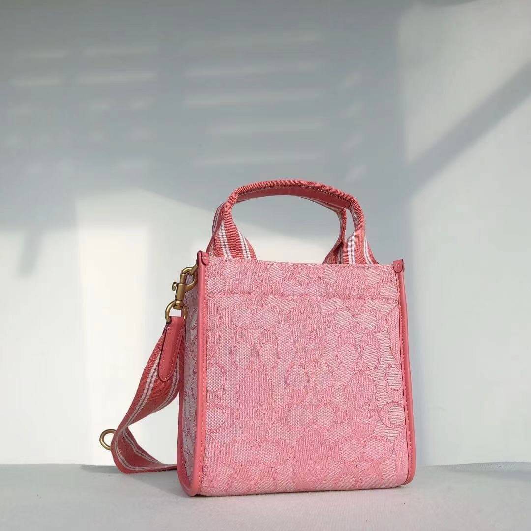 Coach Bape X Coach Tote 22 In Signature Jacquard กระเป๋าถือและครอสบอดี้โท้ทมินิไซส์ รุ่นใหม่สุดฮอต!! ใบจริงคือน่ารักม้ากกกก!! สวยอยู่ทรง มี 2 สี น่ารักน่าใช้ วัสดุหนังแคนวาส มาพร้อมหูจับในตัวและสายสะพายข้าง ถอดออกหิ้วเก๋ๆก็ได้ หรือสะพายถ่ายรูปชิคๆก็ดูดี ล