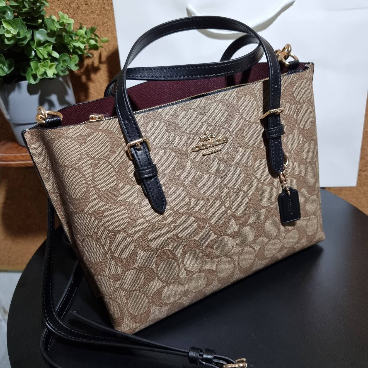 COACH C4250 MOLLIE TOTE 25 IN SIGNATURE CANVAS น้องมาแล้วจ้าาา ใหม่ล่าสุด กระเป๋าโท้ทไซส์เล็กที่สาวๆตามหา ดีไซน์คลาสสิคเหมือนเดิม เพิ่มเติมคือสะดวกขึ้นเยอะ!! ย่อส่วนมาจากใบใหญ่เป๊ะๆ น่ารักน่าใช้มากๆ วัสดุหนังแคนวาสเคลือบลาย ภายในโล่งกว้าง มีช่องซิปกลางใส่