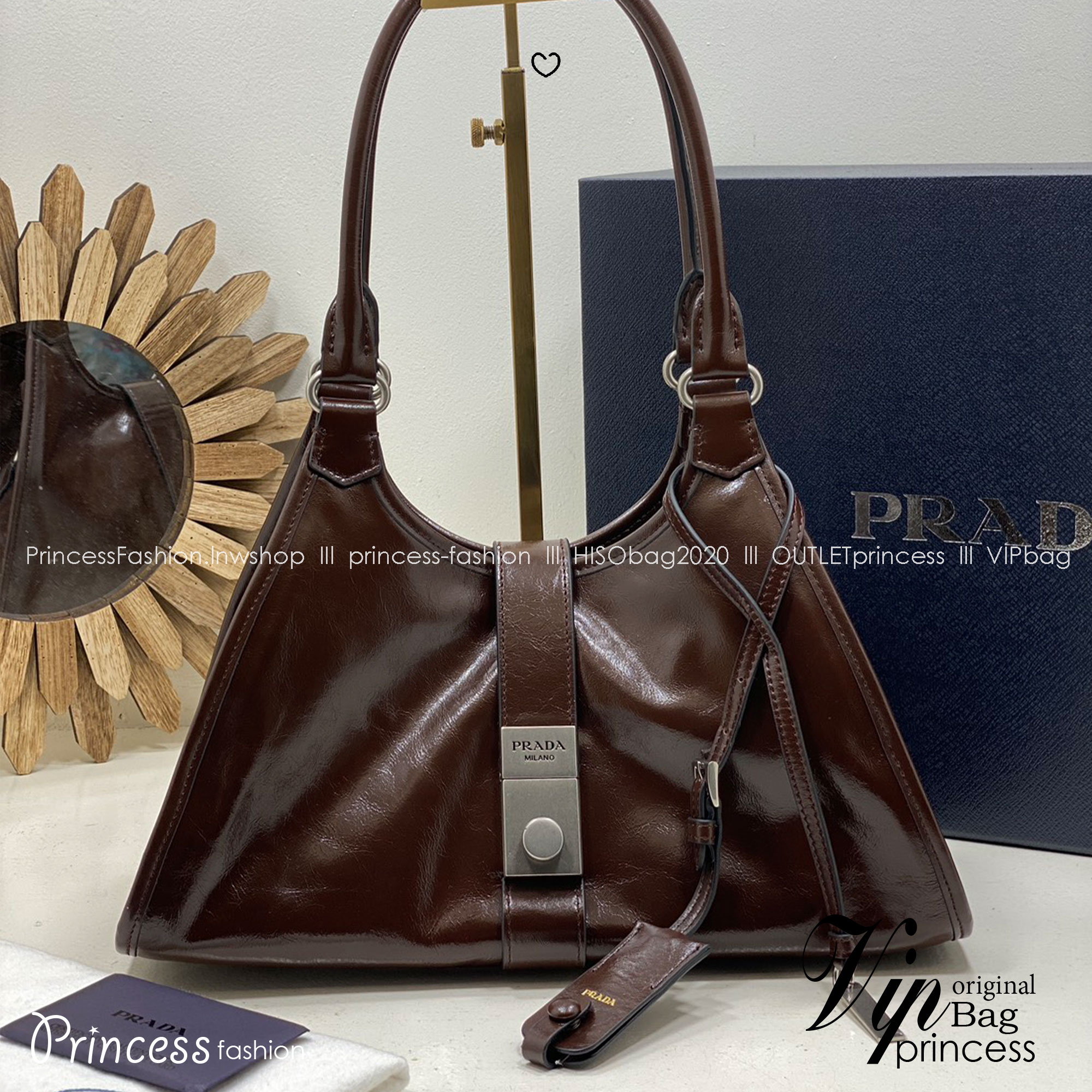 TOP ORI หนังแท้ | เกรดดีสุด PRADA Medium leather tote bag / pradahobo กระเป๋าสะพายทรงโฮโบ คลาสสิคหนังเงาสวยหรูดูแพง ใบใหญ่กำลังดี ดีไซน์ใหม่ล่าสุด ภายในโล่งกว้าง จุของได้สบายๆ