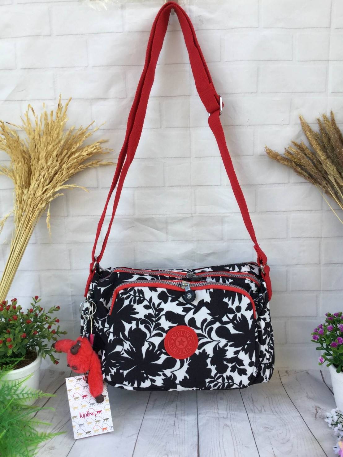 กระเป๋าสะพาย KIPLING รุ่น Reth วัสดุไนล่อนคุณภาพดี มาพร้อมดีไซน์ทันสมัย และสามารถใช้งานได้อย่างดี เข้ากับทุกการแต่งตัว โดดเด่นด้วยพื้นที่ภายในและช่องต่างๆ ที่ให้คุณจัดเก็บของสำคัญได้ครบถ้วน ไม่ว่าจะเป็นมือถือ ปากกา หรือไอเท็มจำเป็นของคุณ สายสามารถปรับและถ