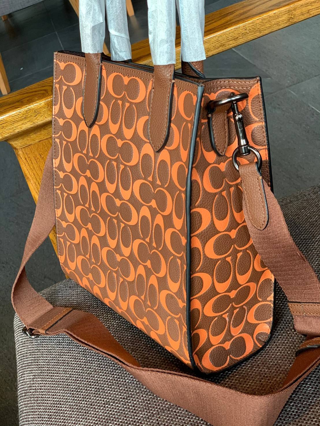 COACH COLORFUL GOTHAM TOTE SIGNATURE ((CA814)) รุ่นนี้ใช้ได้ทั้งผู้ชายและผู้หญิง ขนาดกลางๆกำลังสวยเลยค่ะ ใหม่ล่าสุด ก่อนใคร! กับกระเป๋าที่รังสรรค์สีออกมาได้สดใส เรียกได้ว่าจัดเต็มในเรื่องสีมีเดียวค่ะ หนังแท้ ลายหนังสวย บวกกับโลโก้แบรนด์ทั้งใบที่ลงลายสีได้