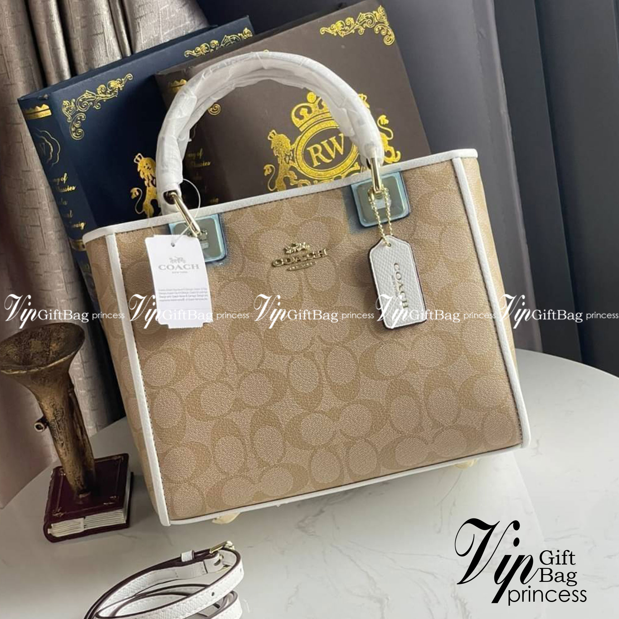 Coach Perry Tote Classic Bag F57568 รุ่นใหม่ล่าสุด กระเป๋ารูปทรงสี่เหลี่ยมสุดคลาสสิก เป็นกระเป๋าอเนกประสงค์ที่สามารถใช้ได้แทบทุกโอกาส ไม่ว่าจะไปเรียน, ไปทำงาน, ไปเที่ยว หรือแม้แต่ไปชอปปิง ด้วยขนาดที่กำลังดี ไม่ใหญ่เทอะทะ แต่ก็ไม่เล็กจนเกินไป มาพร้อมหูหิ้ว