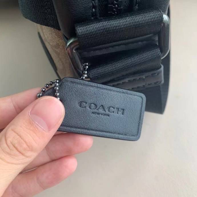 COACH EDGE CROSSBODY IN SIGNATURE CANVAS กระเป๋าสะพายครอสบอดี้ร์ วัสดุหนังแท้ หนังนิ่มอย่างดีค่ะ ด้านหน้ามีช่องซิปซ่อนให้หนึ่งช่อง เปิดปิดช่องหลักแบบซิปคู่ภายในกว้าง ใส่ของได้จุเลยนะคะ มีช่องซิปและช่องเล็กให้อีก2ช่อง;ด้านหลังกระเป๋าเป็นช่องโล่งใส่ของอีกช่