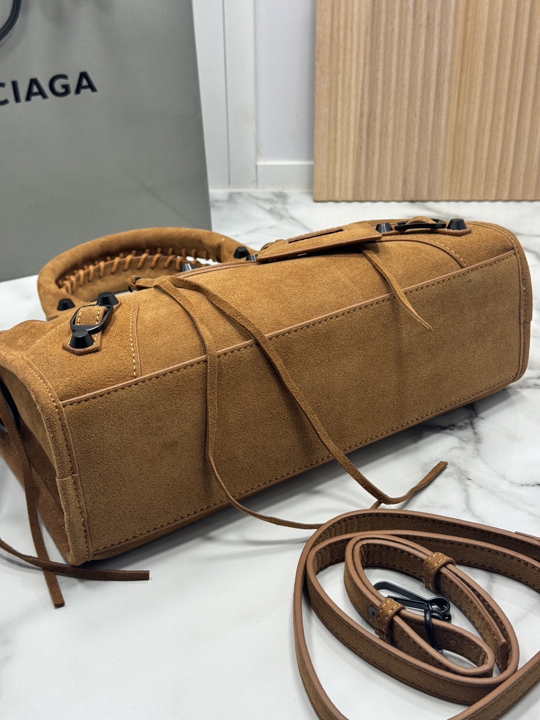 ORI หนังแท้ | Balenciaga Le City suede bag 30cm กระเป๋าถือ/สะพายข้างดีไซน์โดดเด่นสวยเท่ล้ำสมัย ใหม่ล่าสุดงานหนังกลับที่สุดแห่งความไอคอนิกไม่เหมือนใคร มีกิมมิคและลูกเล่นแพรวพราว