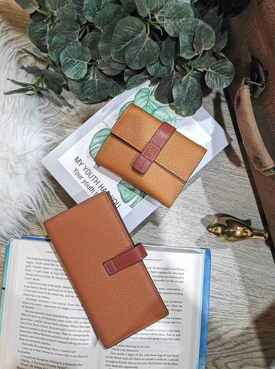 LOEWE SHORT WALLET VIP กระเป๋าสตางค์โลเอเว่ วัสดุหนังแท้เทคเจอร์สวยอยู่ทรงปั้มโลโก้แบรนด์ด้านหน้าเปิดปิดด้วยกระดุม ภายในมีทั้งช่องใส่รูป ช่องใส่ธนบัตร ใส่แบงก์พัน ช่องใส่บัตรหลายช่อง มีช่องซิปใส่เหรียญ พกพาสะดวกไอเท็มแนะนำสวยน่าใช้ พร้อมส่งที่ไทยสุดคุ้มห้