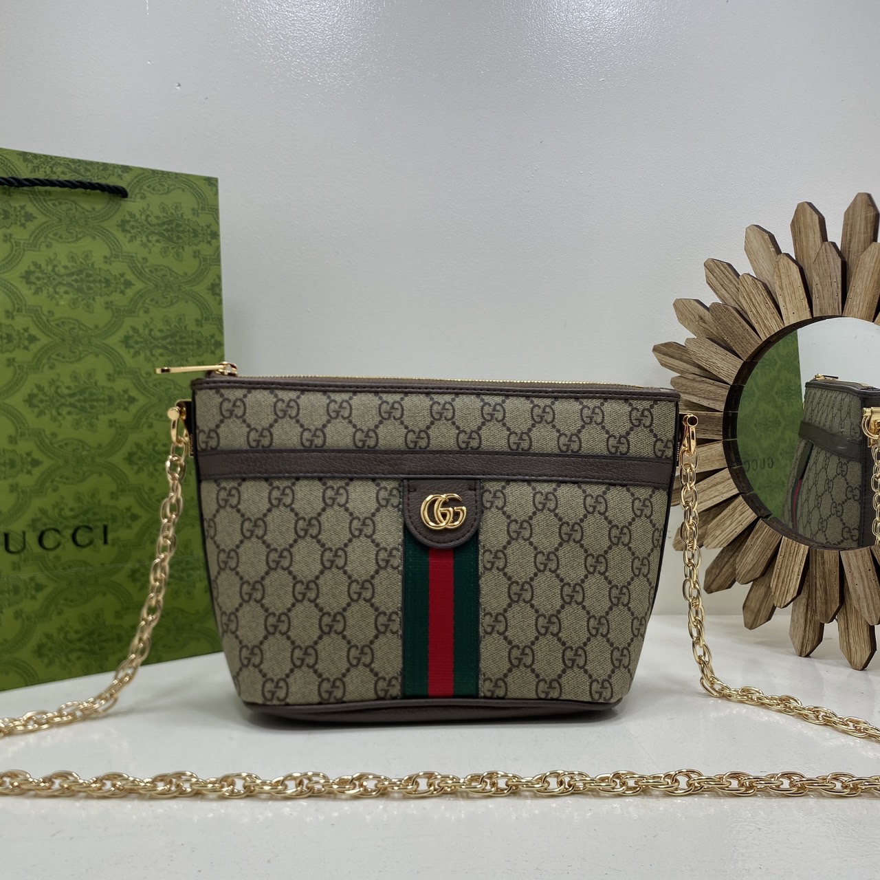 GUCCI Ophidia GG Mini Shoulder Bag กระเป๋าทรงพอช พร้อมสายสะพายโซ่สีทองหรูหรา ดีไซส์เรียบง่ายสะดวกใช้ ภายในเป็นช่องโล่ง สายสะพายหนังสลับโซ่ ใช้ได้ในทุกๆวัน ทุกๆลุค ตอบโจทย์ได้สบายๆ