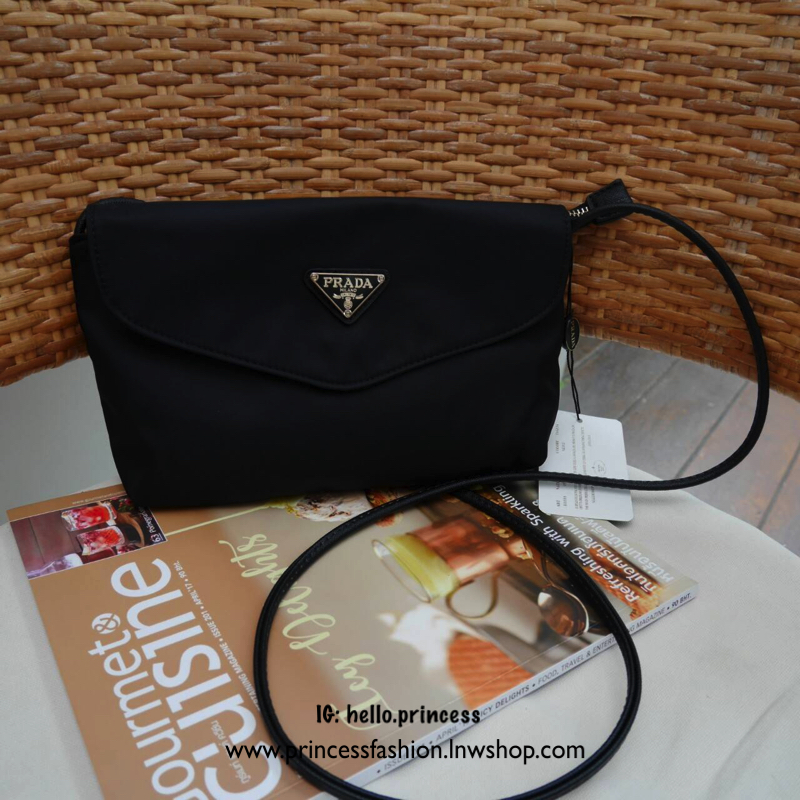 Best Price x Best Seller! จากงานพรีเมี่ยมกิ้ฟ จากเคาเตอร์ต่างประเทศ จากแบรนด์ PRADA ค่า เป็น กระเป๋าผ้าไนล่อน ตามแบบฉบับของแบรนด์เลย ใบนี้มีสายยาวให้คะ เลิศมาก สะพายเป็น shoulder bag ได้เลย ขนาดกำลังดีคะ ตัวกระเป๋าเบามาก ใส่มือถือได้ทุกรุ่น ใช้แล้วสวยมากๆ