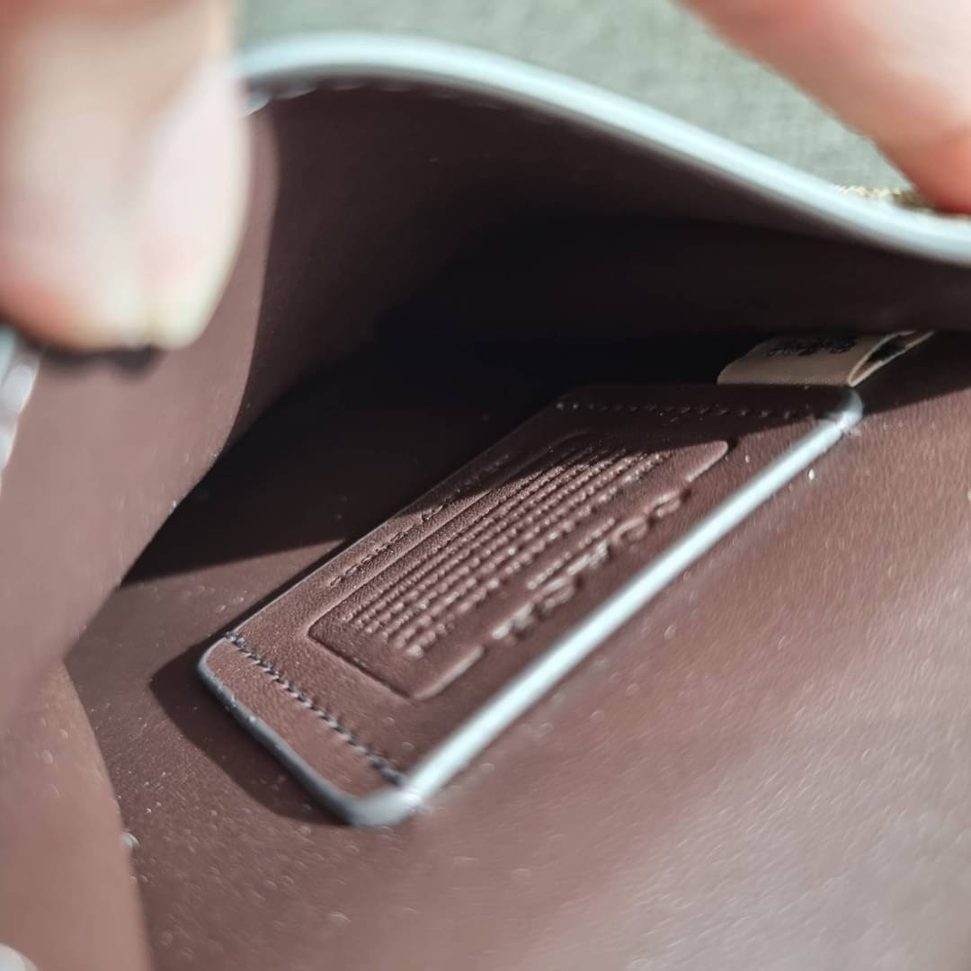 COACH NORTH/SOUTH PHONE CROSSBODY IN SIGNATURE CANVAS F55636 F39955 สุดคลาสสิคกับกระเป๋าสะพายเอนกประสงค์ Case phone ใส่โทรศัพท์มือถือได้ทุกรุ่น ดีไซน์ลายเอกลักษณ์ วัสดุหนังแคนวาสเคลือบลาย ฝาและภายในเป็นหนังสังเคราะห์เรียบ เปิด-ปิดด้วยกระดุม สายสะพายยาวประ