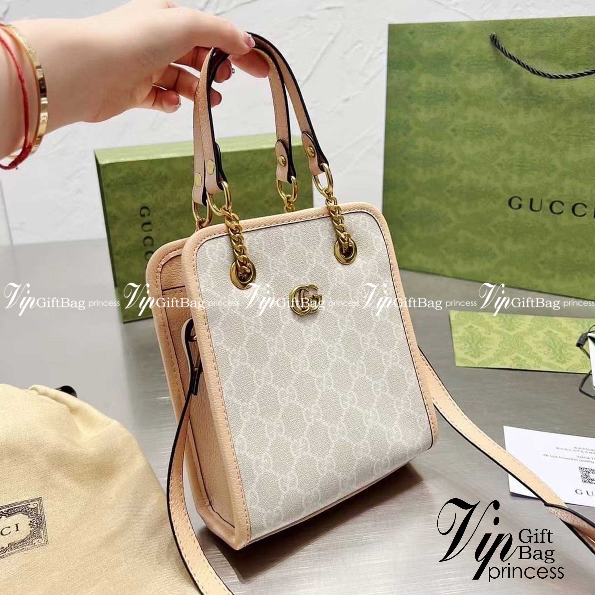 Gucci GG Marmont Matelasse Mini Bag / Gucci mini tote with chain bag กระเป๋าทรงโท้ทมินิ พร้อมสายสะพายโซ่ รองบ่าเป็นหนัง ถือได้ สะพายได้พร้อมสายยาวหนัง ภายในโล่งกว้าง จุของได้เยอะ ภาพถ่ายจากงานขายจริง ใช้งานต่างประเทศได้