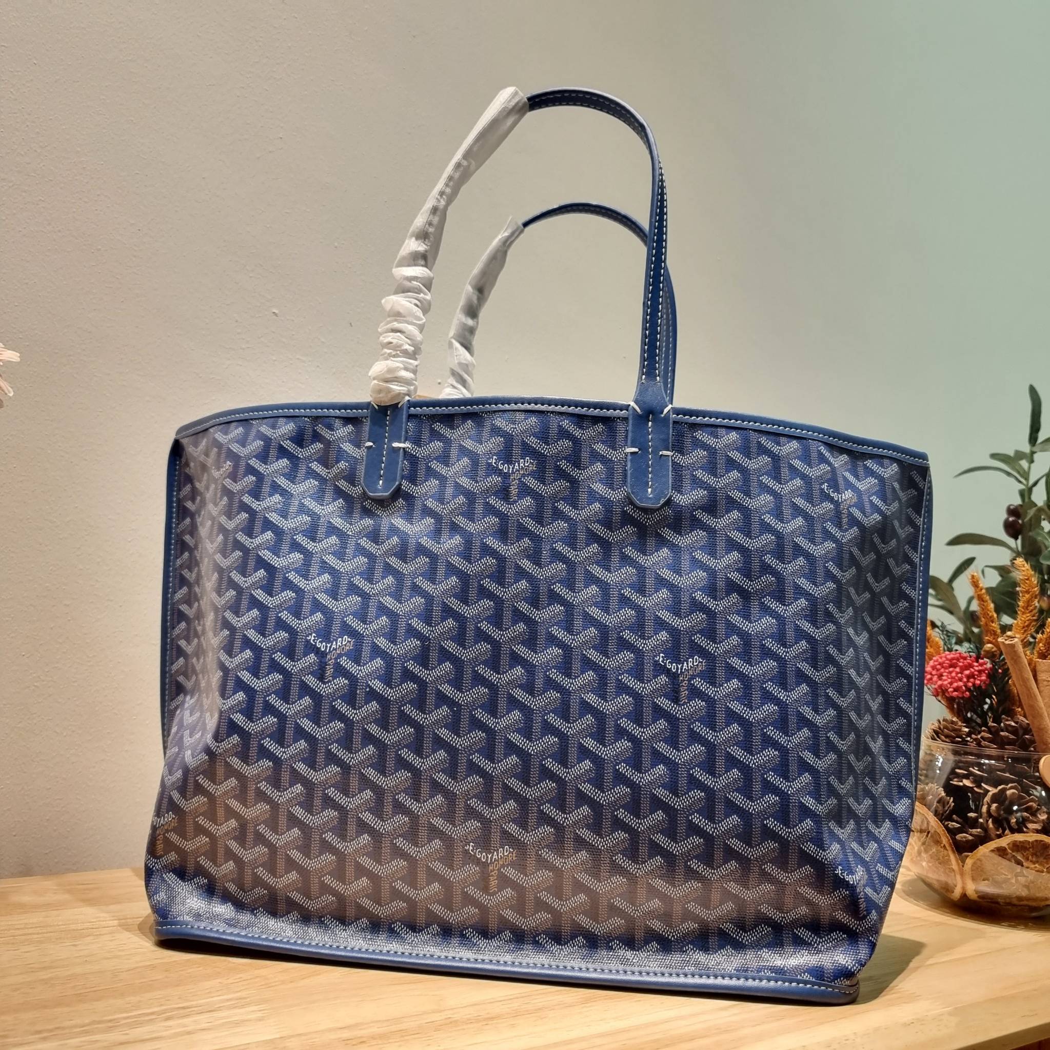 OYARD ANJOU REVERSIBLE TOTE ฮอตไอเท็ม กับกระเป๋าสะพายทรงโท้ท ใบใหญ่จุใจ!! มาครบสีขายดี เลิศทุกสี รูปทรงคลาสสิค ดีไซน์เป็นเอกลักษณ์ ใช้งานได้หลากหลาย สามารถกลับด้านใช้ได้แบบไม่มีเบื่อ วัสดุหนังแคนวาสพิมพ์ลายสวยคม