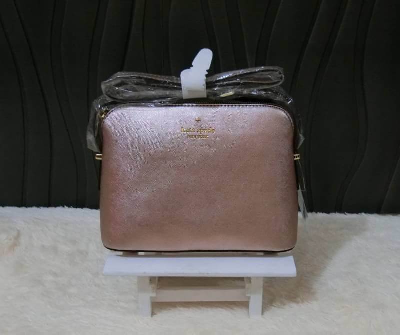 KATE SPADE CEDAR STREET MANDY แบรนด์ดังจากอเมริกาสุดฮิต กระเป๋าขนาดน่ารัก สะพายข้าง หนัง saffiano ภายในลายสวยเก๋สีทองเรียบหรู ทรงแข็งอยู่ทรง MUST HAVE!!