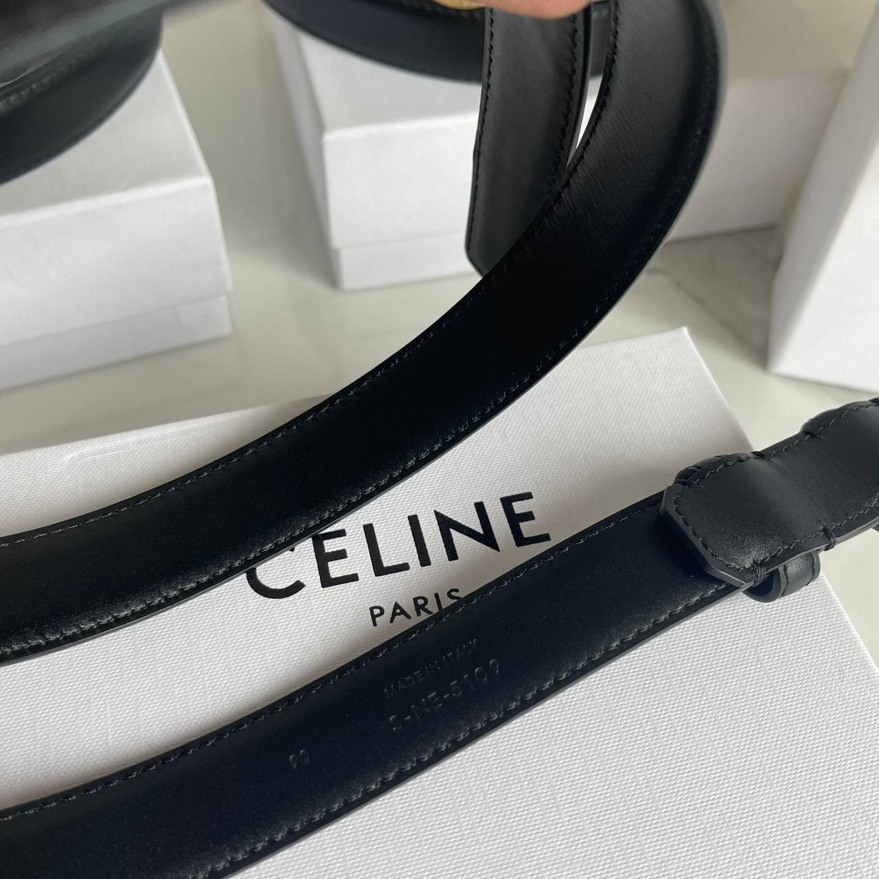 หนังแท้ CELINE BELT LOGO 25MM / Celine Vintage Logo Leather Belt ออริจินอลเกรด 1:1 หนังแท้ หัวเข็มขัดโลโก้แบรนด์แบบ 3D Vintage สีทอง ปั้มโลโก้คมชัดคล้ายของจริง สายปรับระดับได้ในดีไซน์เรียบหรูเข้ากับทุกลุ๊คใช้ได้ทั้งชายหญิง สินค้ามาพร้อม Original Package ม