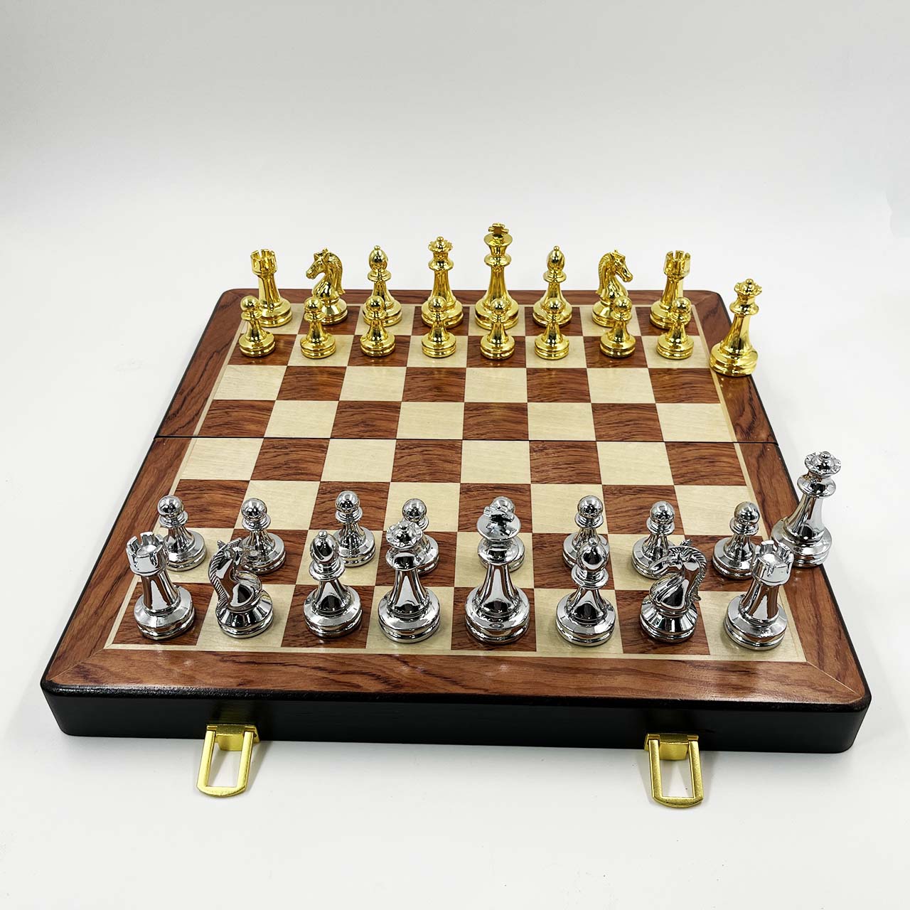 ชุดหมากรุกสากลไฮเอนตัวเหล็กสีทองและเงินขนาดกระดาน39x39 cm.