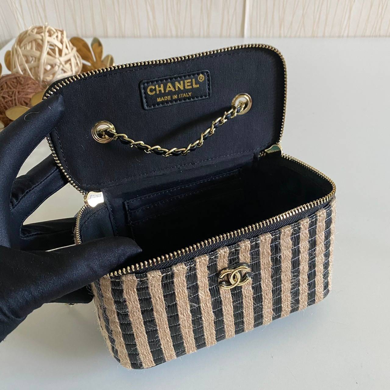 พรีเมี่ยมกิ๊ฟแท้ 100% 】หนังแท้ Chanel Box สต๊อกแน่นจัดเต็ม วัสดุสานทอพิเศษตามฉบับแบรนด์ น่ารักสุดๆ ใส่ของได้เยอะ งานพรีเมี่ยมกิ้ฟท์จากเค้าเตอร์น้ำหอมต่างประเทศ จากแบรนด์ CHANEL (GWP)