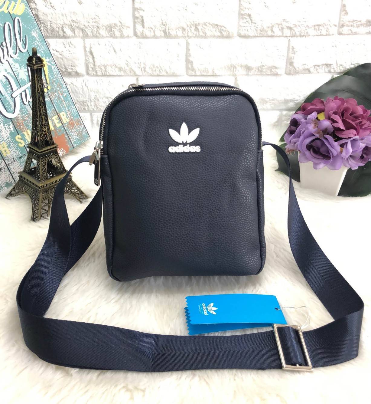 ADIDAS MESSENGER BAG กระเป๋าสะพายข้าง หรือ crossbody วัสดุ pu. น้ำหนักเบา ด้านหน้ามีโลโก้แบรนด์ ตัวกระเป๋า แบ่ง 3 ช่องซิป ช่องซิปหลักกว้าง ใส่ wallet ยาวได้ มาพร้อมสายยาวปรับได้ค่ะ