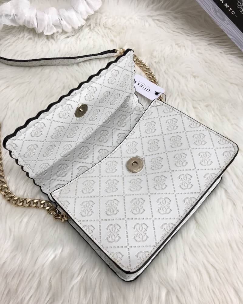 Guess Rayna Logo-Embossed Mini Crossbody กระเป๋าสะพายข้างทรง ครอสบอดี้ วัสดุหนัง pu ปั้มลาย Signature รอบใบรวมถึงสายยาว สวยตั้งอยู่ทรง ด้านหน้ามีโลโก้แบรนด์ เปิดปิดด้วยฝาปิดกระดุมแม่เหล็กซับในลายแบรนด์ มีช่องใส่บัตร ใส่มือถือ ของใช้จุกจิกได้เยอะ น้ำหนักเบ