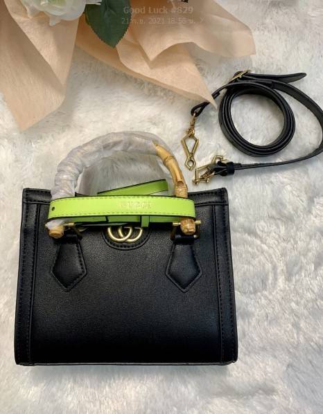 กระเป๋า GUCCI สไตล์งานหูไม้ไผ่ Size mimi รุ่น Gucci Diana Bag กระเป๋าสุดคลาสสิกดีไซน์มาใหม่พร้อมเข็ดขัดหนังสีสะท้อนแสงประดับตรงหูกระเป๋า กระเป๋าทรง tote วัสดุหนังแท้ (calfskin) อะไหล่ทอง ขนาดกำลังดี งานสวยตั้งอยู่ทรง มีสายสะพายยาว 1เส้น สามารถปรับระดับได้