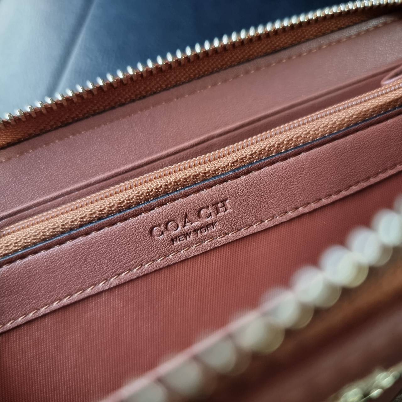 COACH F54630 ACCORDION ZIP WALLET IN SIGNATURE COATED CANVAS WITH LEATHER STRIPE กระเป๋าสตางค์ใบยาวรุ่นคลาสสิค คัดสีขายดีมาให้กันเลยจ้า ♥️ วัสดุหนังแคนวาสเคลือบลาย เปิด-ปิดด้วยซิปรอบ รูดใช้งานง่าย ใส่บัตรได้ มีช่องซิปใส่เหรียญ ใส่มือถือได้ พกใบนี้ใ