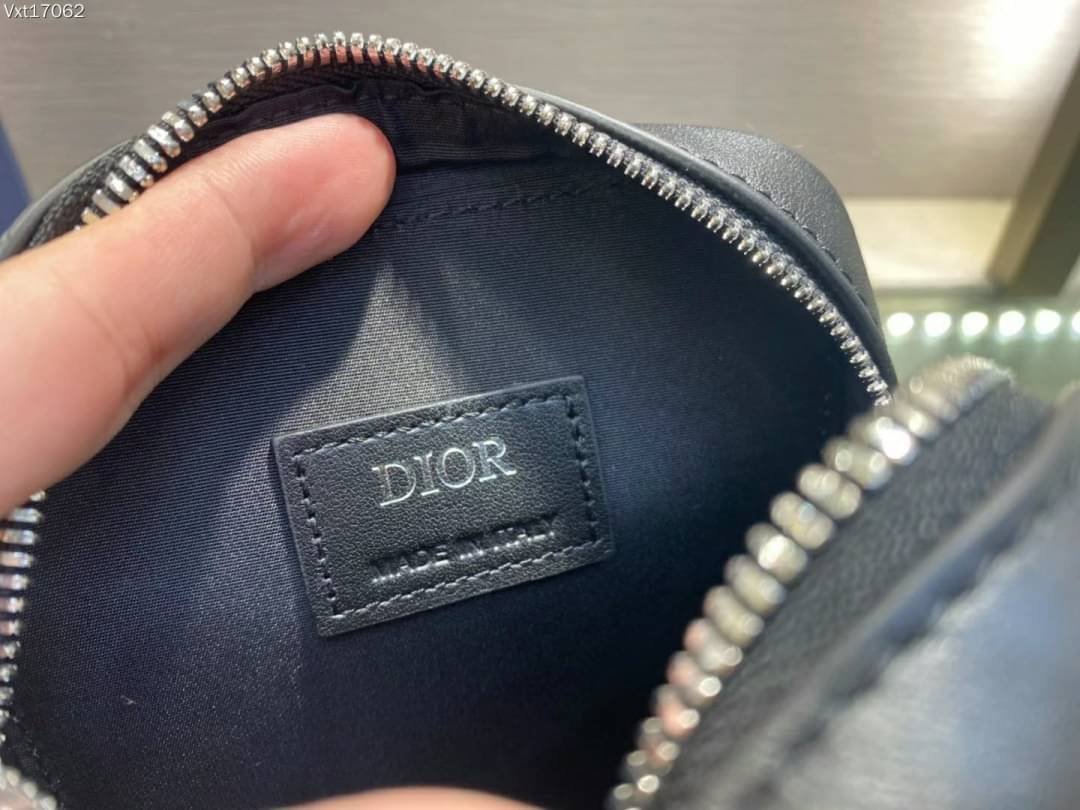Dior World Tour Vertical / DIOR WORLD TOUR OBLIQUE GALAXY LEATHER MESSENGER POUCH BAG / Dior Pouch With Strap Oblique Galaxy Calfskin เกรดเทพออริจินอล หนังแท้ ภาพถ่ายจากสินค้าจริง ใช้งานต่างประเทศได้