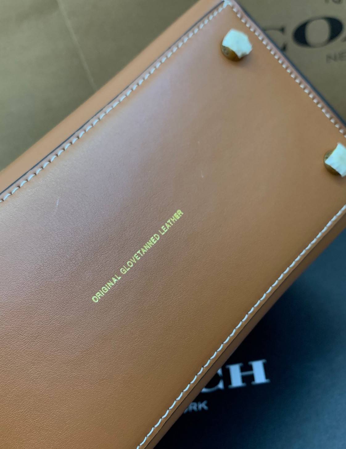 สินค้าออกใหม่ยังไม่ช้อปเข้าไทยจ้าา พร้อมส่งที่นี่ที่เดียว แค่สายสะพายก็คุ้มแล้วจ้าา! COACH CASHIN CARRY TOTE ((C8544)) พร้อมส่งที่ไทย สวยก่อนใครรับสงกรานต์นี้ค่าา! กระเป๋าทรงTote หนังแท้เรียบ นิ่มสวยงามค่ะ