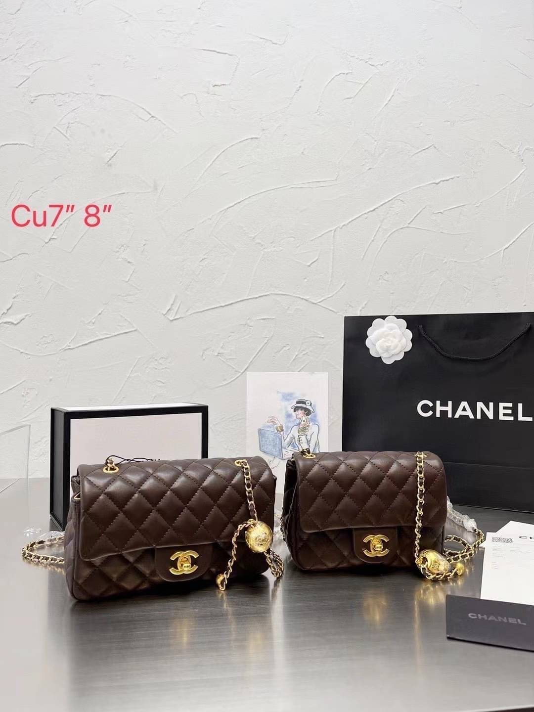 Chanel 22c classic golden ball / Chanel Pearl with Chain crossbody bag กระเป๋าสะพายข้างหรือสะพายเป็นครอสบอดี้ ใบนี้ไปถือออกงาน ก็สวยหรูดูแพงสุดๆค่า!! คลาสสิคและโดดเด่นทุกสี