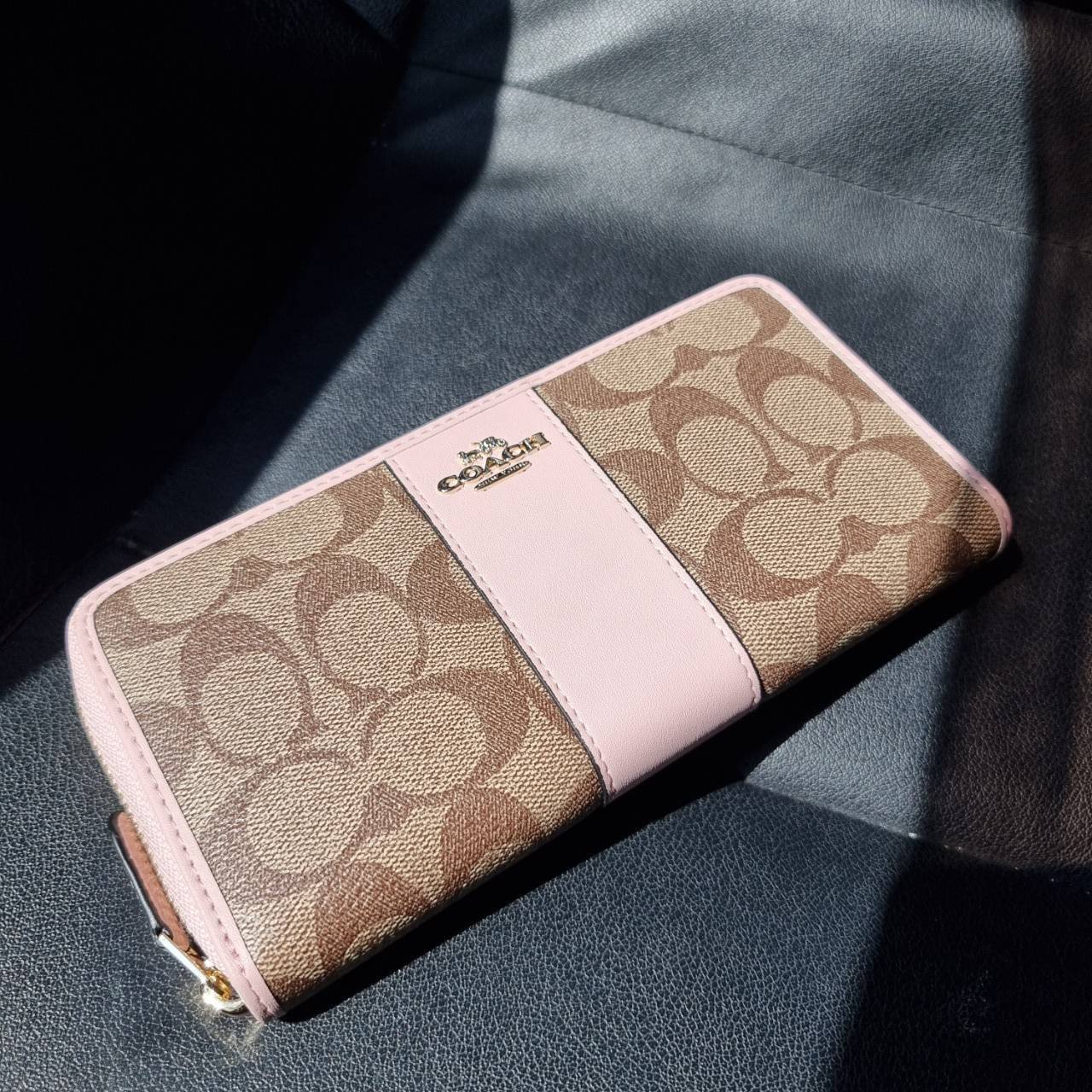 COACH F54630 ACCORDION ZIP WALLET IN SIGNATURE COATED CANVAS WITH LEATHER STRIPE กระเป๋าสตางค์ใบยาวรุ่นคลาสสิค คัดสีขายดีมาให้กันเลยจ้า ♥️ วัสดุหนังแคนวาสเคลือบลาย เปิด-ปิดด้วยซิปรอบ รูดใช้งานง่าย ใส่บัตรได้ มีช่องซิปใส่เหรียญ ใส่มือถือได้ พกใบนี้ใ