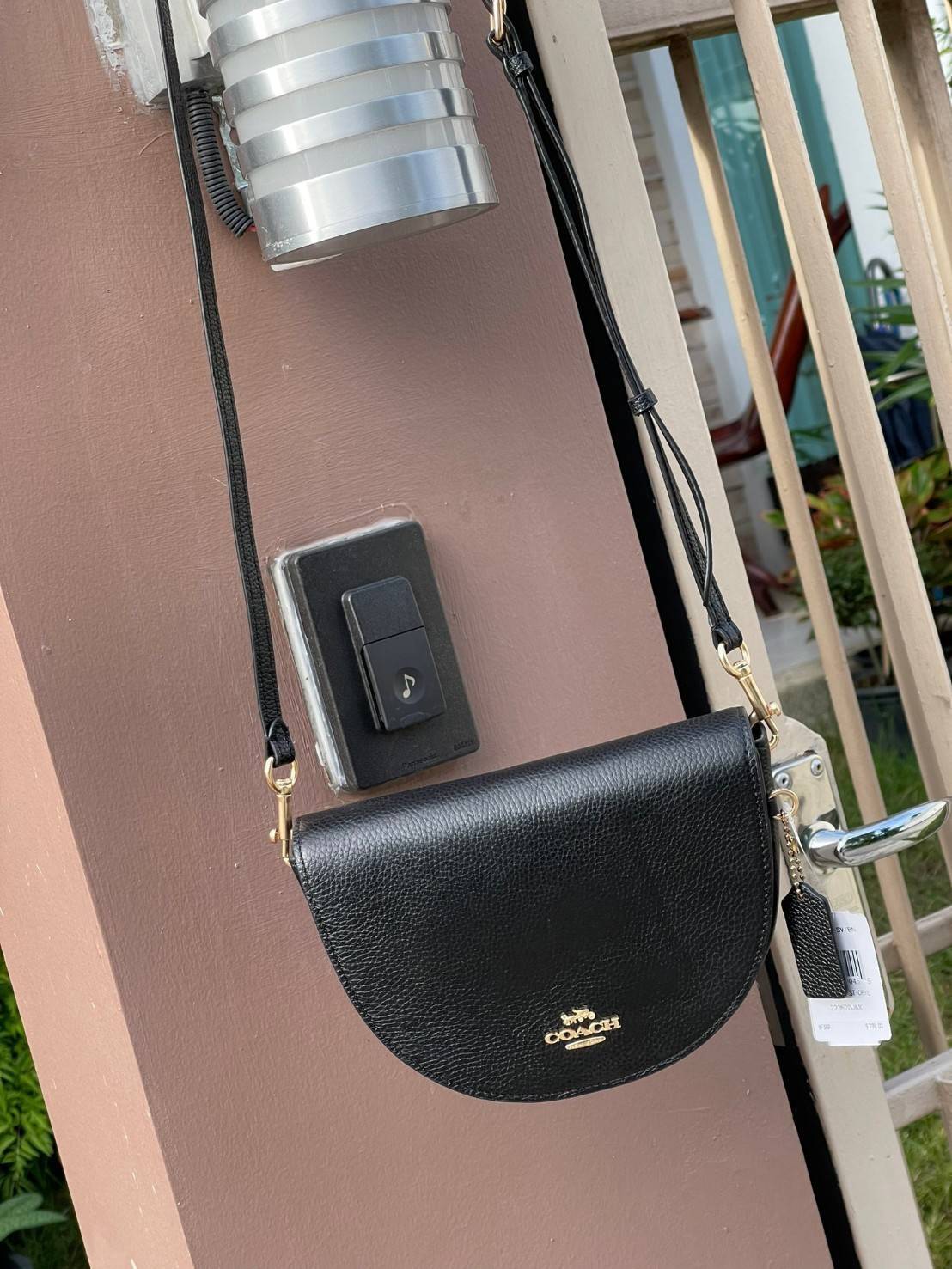 พร้อมส่งที่ไทยครบทั้ง6สีค่ะ 😘 Coach Ellen Crossbody In Signature ((C1432)) กระเป๋าทรงฮาฟมูนรูปทรงคลาสสิก ออกแบบให้มีลักษณะโค้งมน ไม่ดูเป็นทรงแข็งจนเกินไป ดีไซน์และสีของกระเป๋ายังเรียบง่าย เข้าได้กับทุกชุด สะพายครอสบอดี้ร์//สะพายข้าง หรือถือแบบคลัท