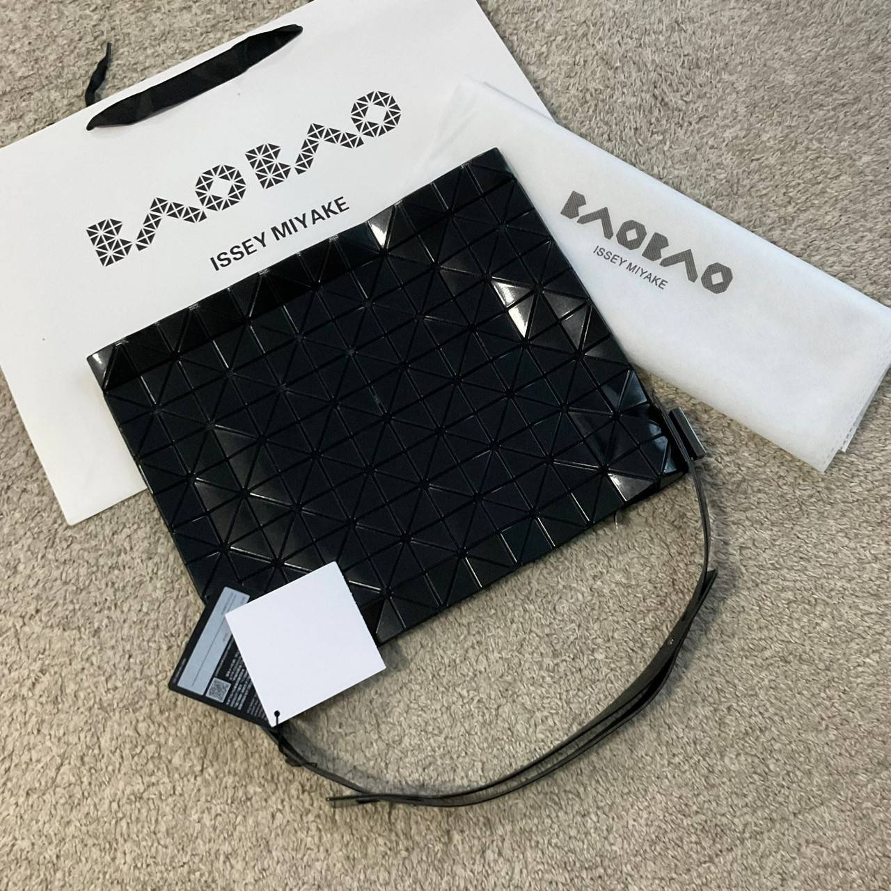 รุ่นใหม่ล่าสุด! พร้อมส่งที่ไทย! BAO BAO ISSEY MIYAKE BAGUETTE HANDBAG (LARGE) กระเป๋าสะพายไหล่จากทรงสวย วัสดุ 100% POLYVINYL CHLORIDE ด้านในใส่ของได้กำลังดีเลย ใส่ไอแพดมินิ กระเป๋าสตางค์ยาวได้ สมุดโน้ตได้สบายเลย วัยทำงานหรือวัยนักศึกษา อย่างน้อยต้องมีแบรน