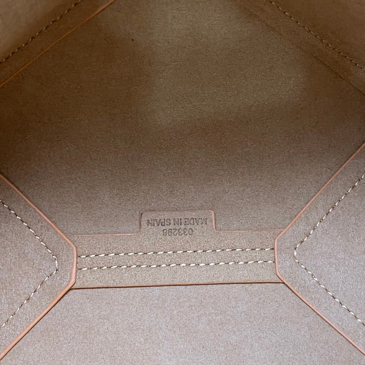 LOEWE Mini Puzzle Fold Tote in shiny calfskin / LOEWE TOTE BAG 18cm พร้อมส่ง กระเป๋าทรงโท้ท ขนาดมินิ ใช้งานง่ายเรียบหรู จุของได้เยอะ หนังเรียบสวยอยู่ทรงมาพร้อมสายสะพายยาวถอดได้ พับเก็บได้เป็นเอกลักษณ์