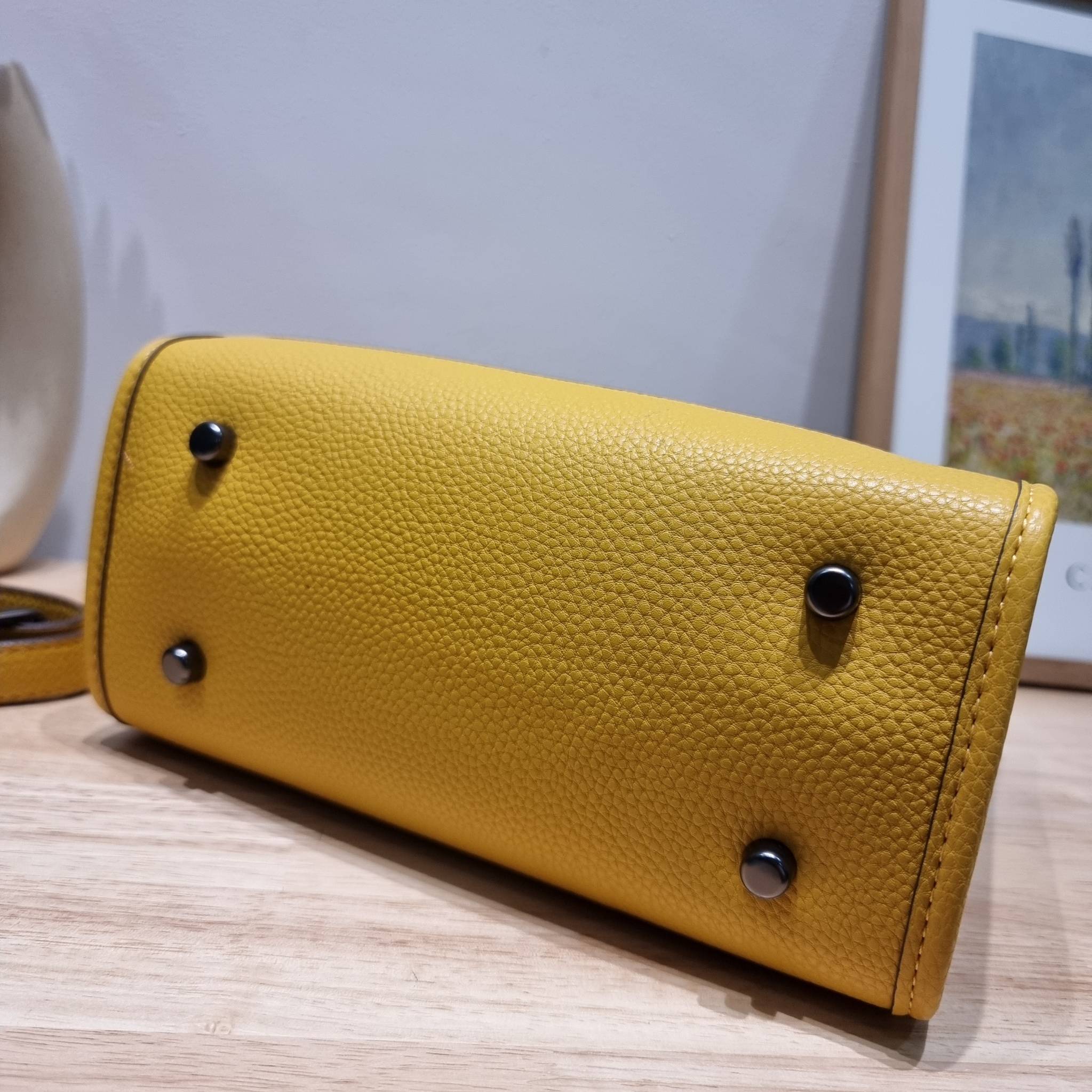 coach x peanuts dempsey tote 22 with snoopy present motif CE918 คอลเลคชั่นใหม่ น้องน่ารักเกินต้านไปมาก!! กับกระเป๋าทรงโท้ท ไซส์กำลังสวย ดีไซน์ ลายการ์ตูนยอดฮิต ที่ใครๆก็ต้องรู้จัก พิมพ์คมชัดลงบนหนัง pepble ผิวสัมน่าใช้ ปากกระเป๋ามีกระดุมแม่เหล็กปิดกันของห