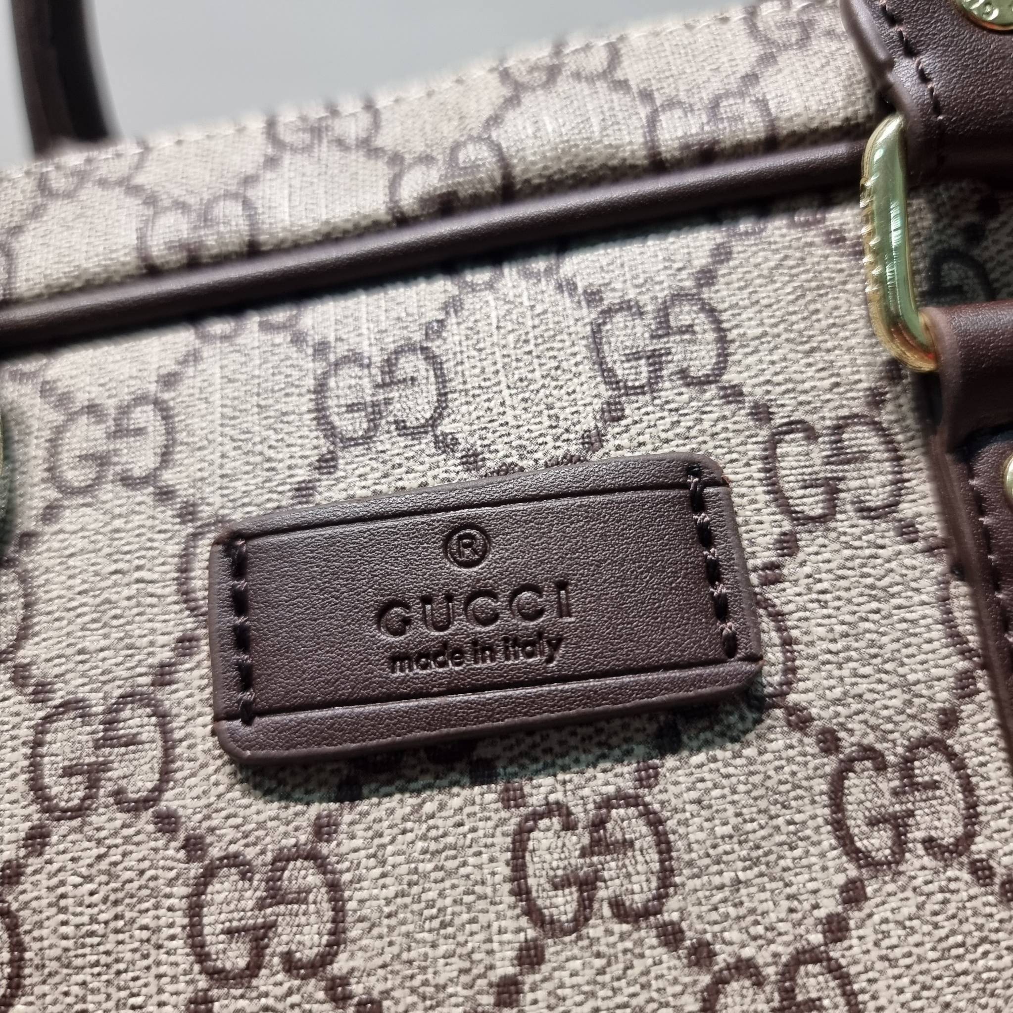 GUCCI BRIEFCASE / GG Supreme work bag / GG laptop bag / GG CLASSIC BRIEFCASE MESSENGER ไอเท็มสุดปัง!! ที่เหมาะสำหรับคนทำงานออฟฟิศมากๆ กระเป๋าถือรุ่นคลาสสิค ใส่เอกสาร โน๊ตบุ้ค อุปกรณ์การทำงานต่างๆได้สบายมาก